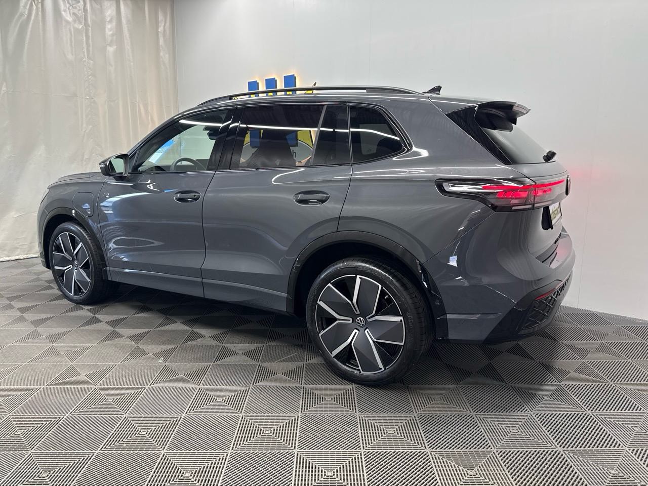VW Tiguan 1.5 TSI PHEV R-Line Black Style-image-1