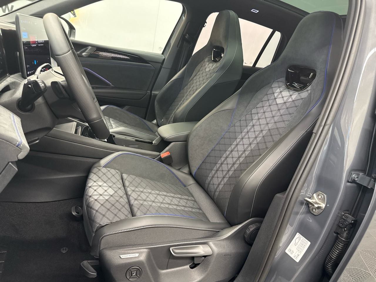 VW Tiguan 1.5 TSI PHEV R-Line Black Style-image-3