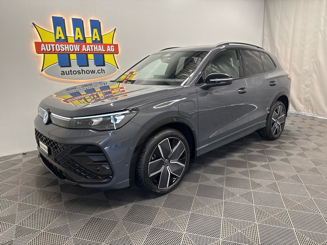 VW Tiguan 1.5 TSI PHEV R-Line Black Style-image-0