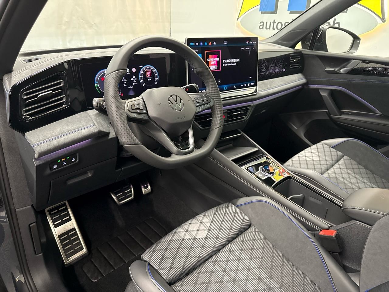 VW Tiguan 1.5 TSI PHEV R-Line Black Style-image-2