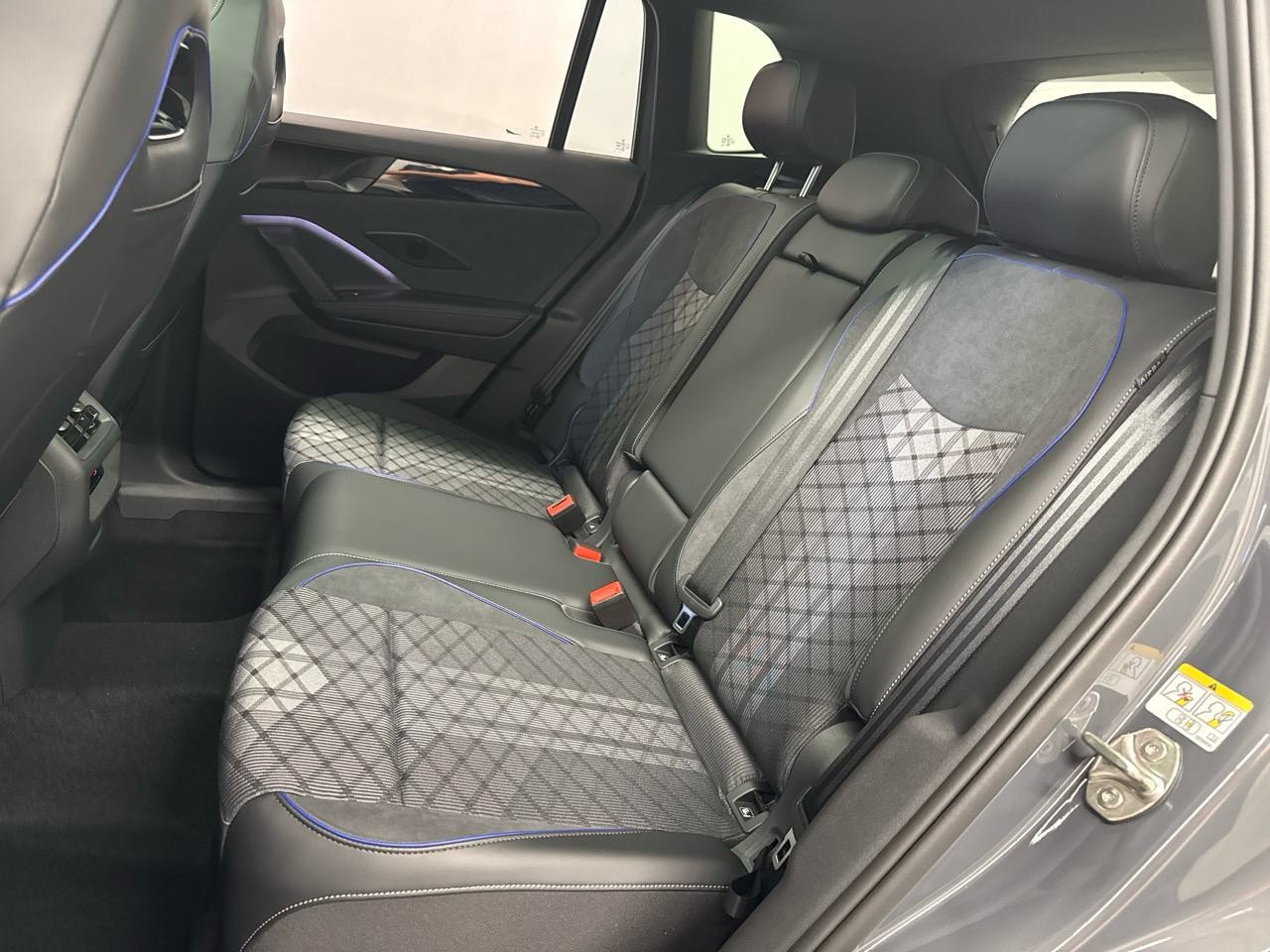 VW Tiguan 1.5 TSI PHEV R-Line Black Style-image-12