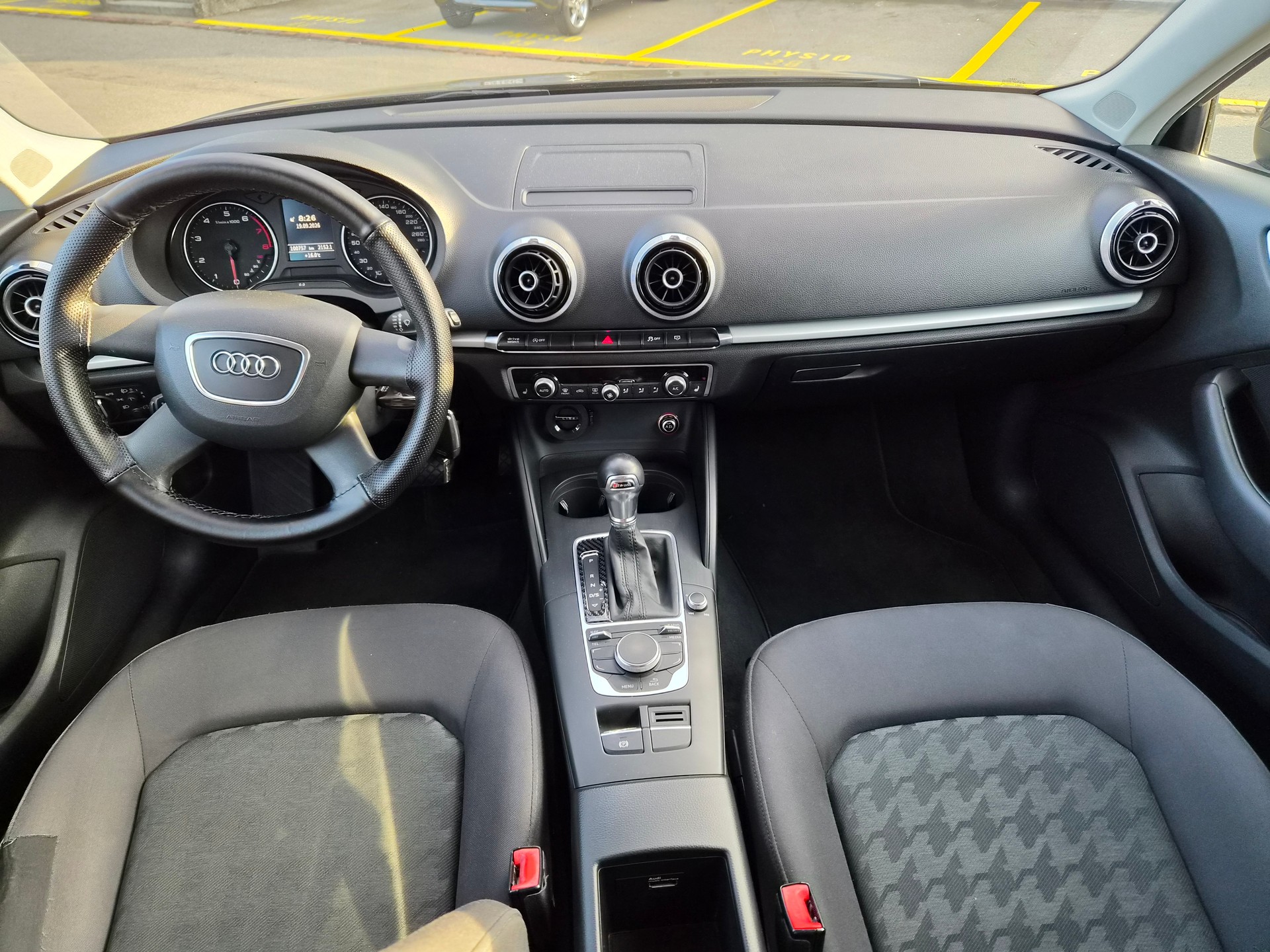 AUDI A3 Sportback 1.4 TFSI Ambition-image-8