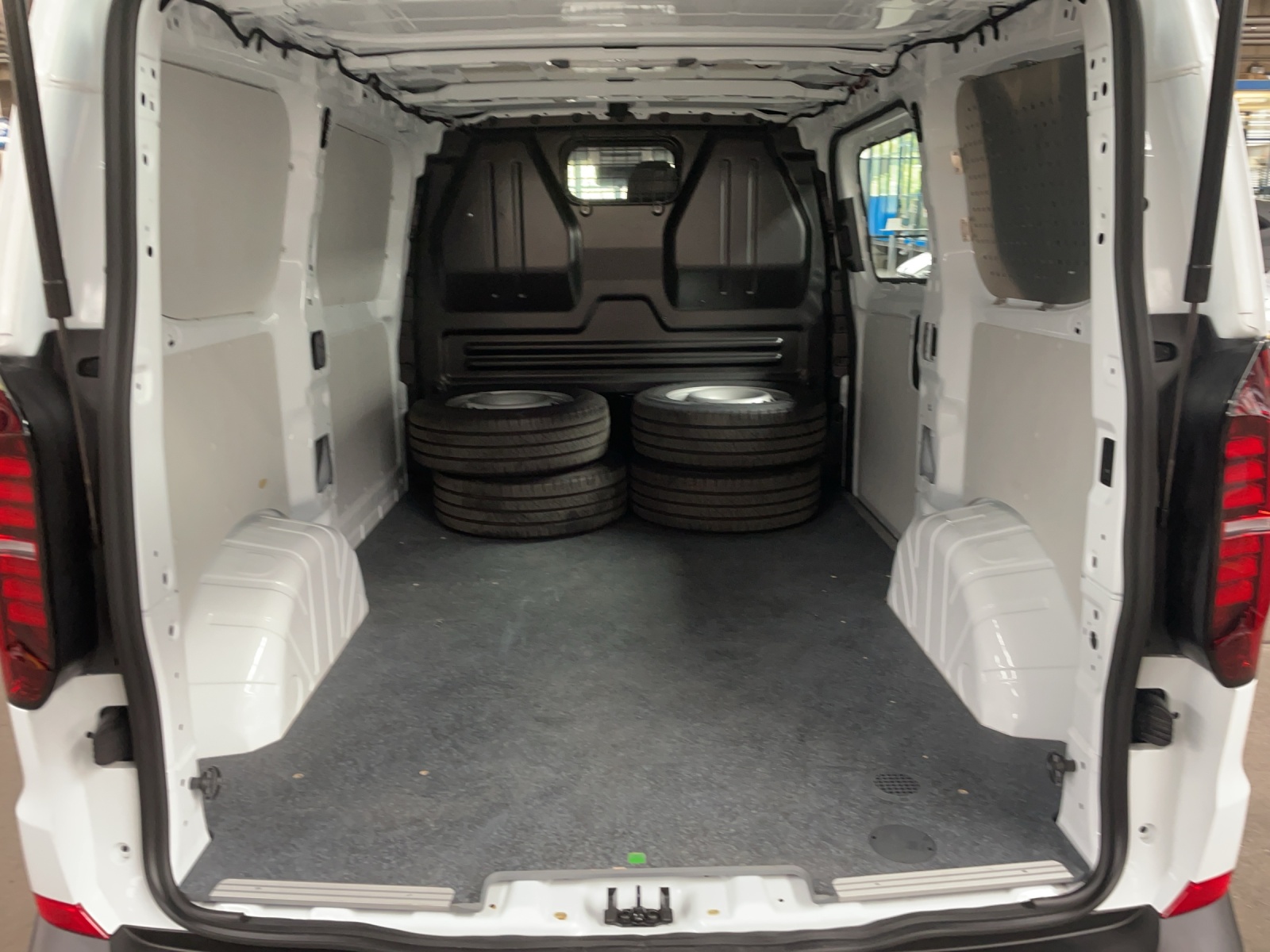 VW Transporter Kaw. 3100 2.0 TDI 170-image-15