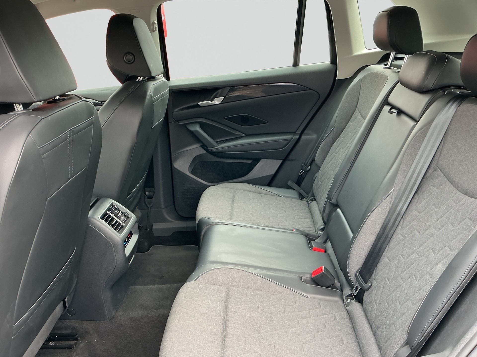 VW Tiguan 2.0 TDI Life DSG-image-11