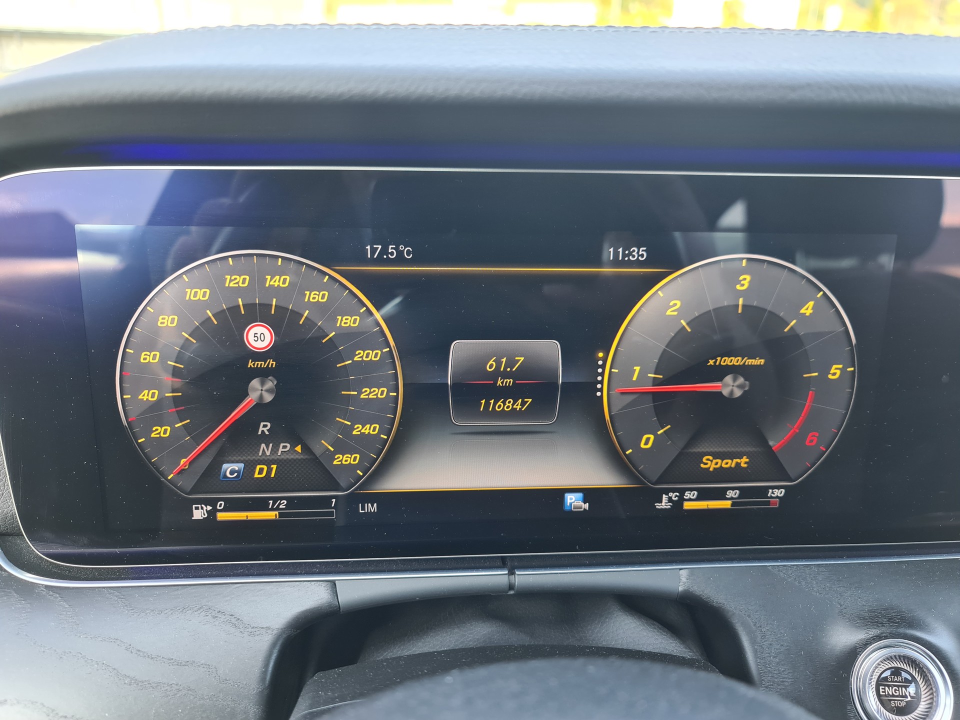 MERCEDES-BENZ E 220 d AMG Line 4Matic 9G-Tronic-image-12