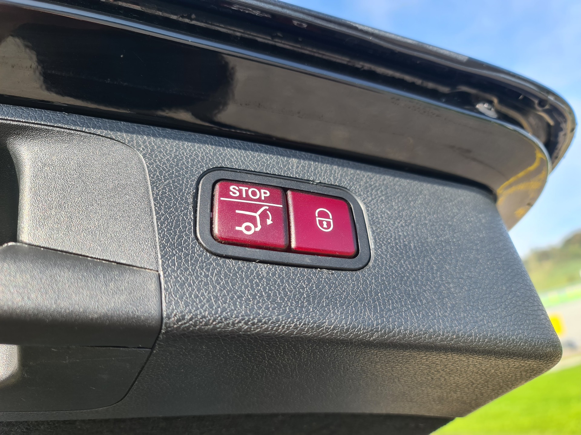 MERCEDES-BENZ E 220 d AMG Line 4Matic 9G-Tronic-image-14