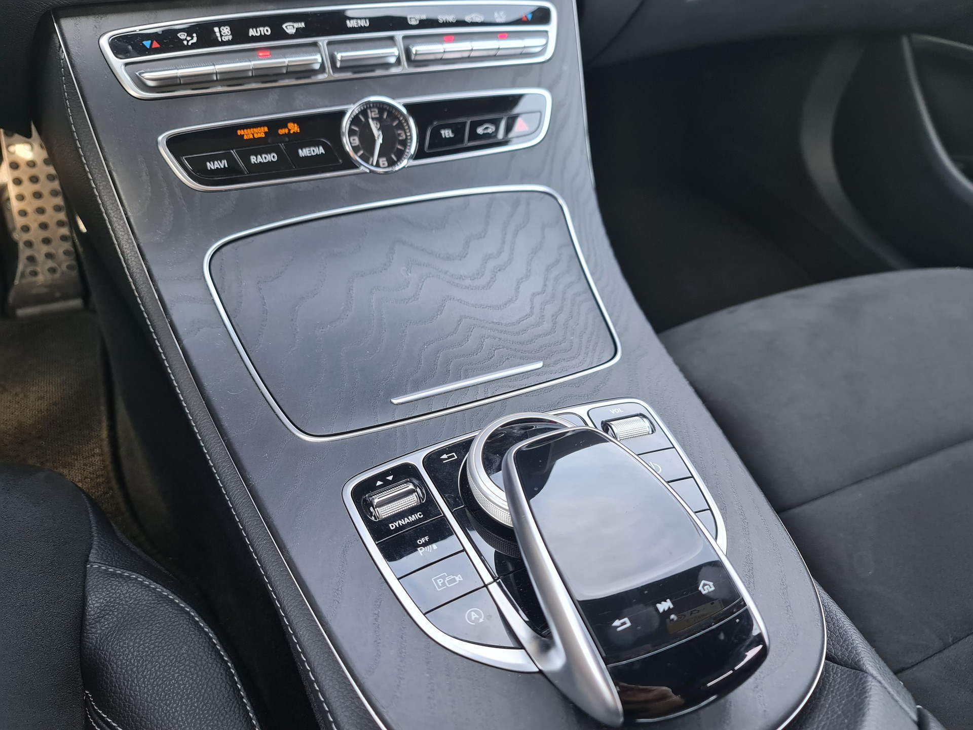 MERCEDES-BENZ E 220 d AMG Line 4Matic 9G-Tronic-image-10