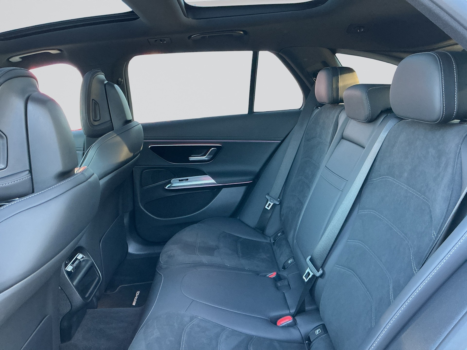 MERCEDES-BENZ E 220 d T 4 Matic AMG Line-image-11