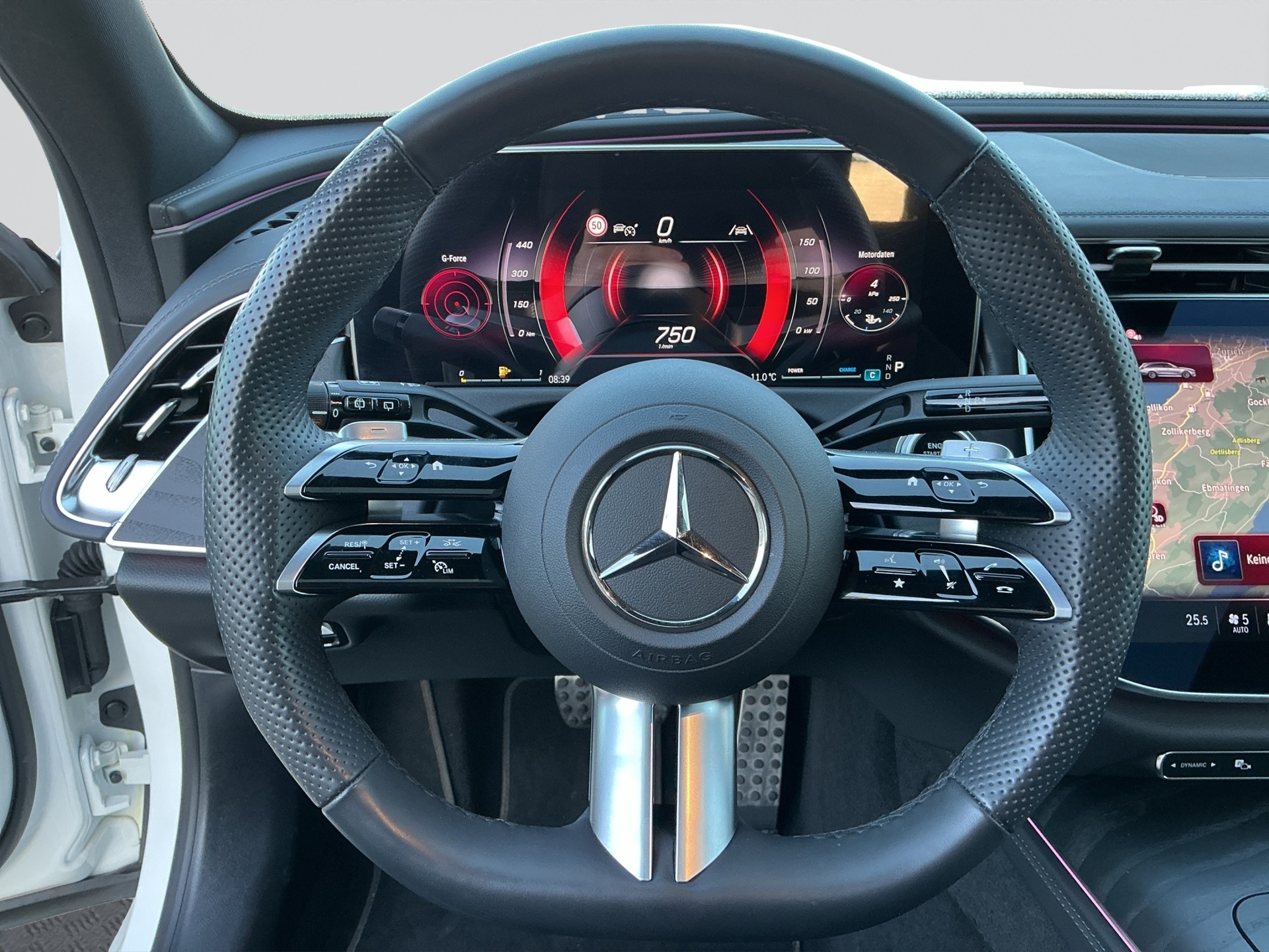 MERCEDES-BENZ E 220 d T 4 Matic AMG Line-image-9