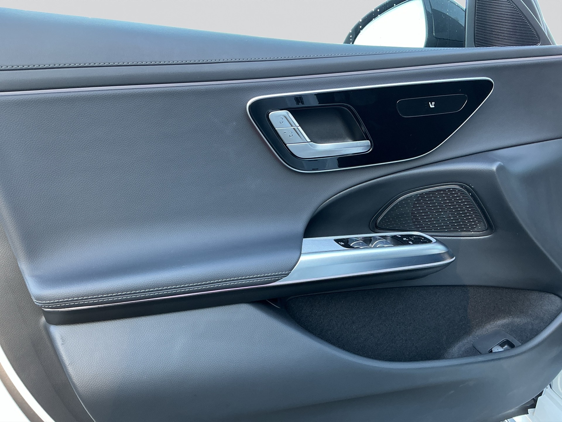 MERCEDES-BENZ E 220 d 4 Matic-image-5