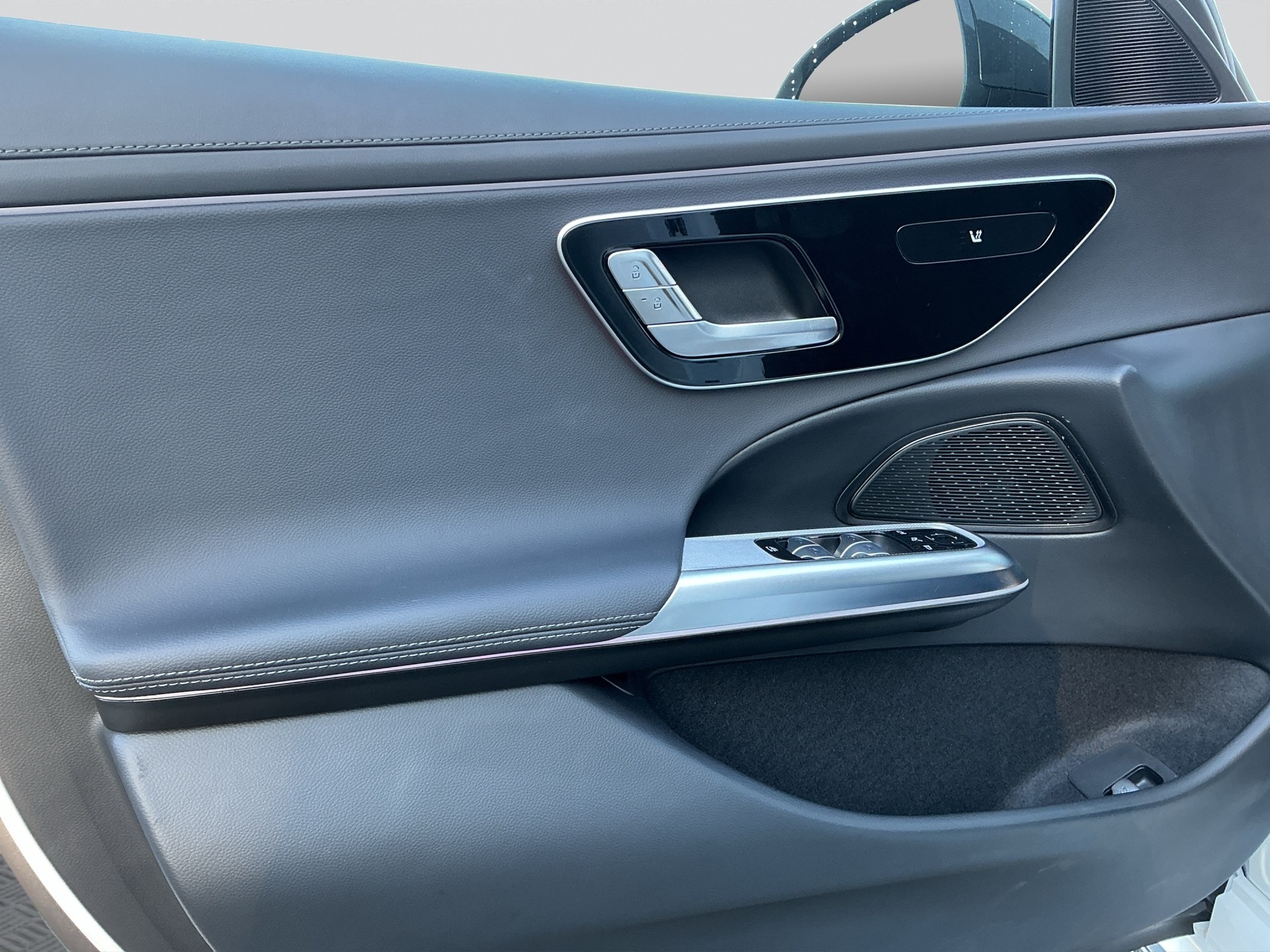 MERCEDES-BENZ E 220 d T 4 Matic AMG Line-image-5