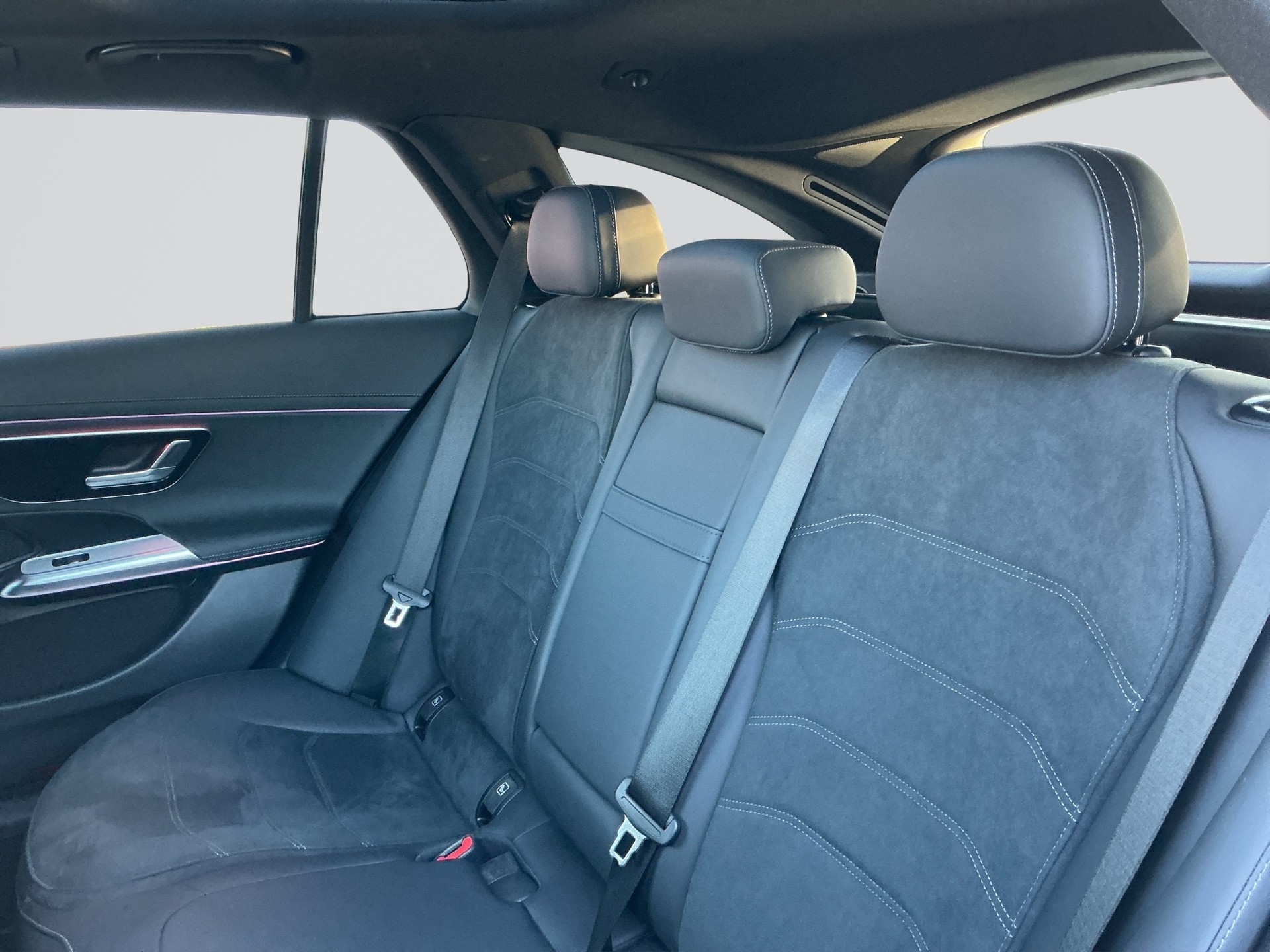 MERCEDES-BENZ E 220 d 4 Matic-image-12