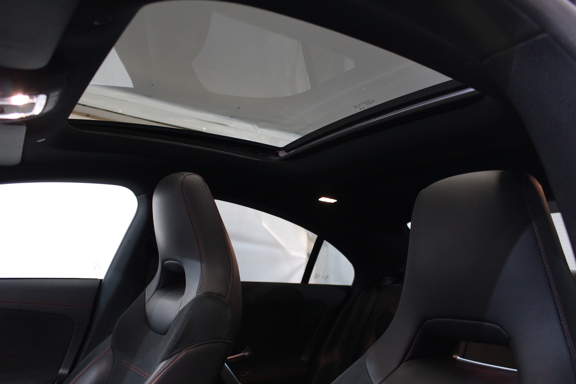 MERCEDES-BENZ CLA 200 d AMG Line-image-22