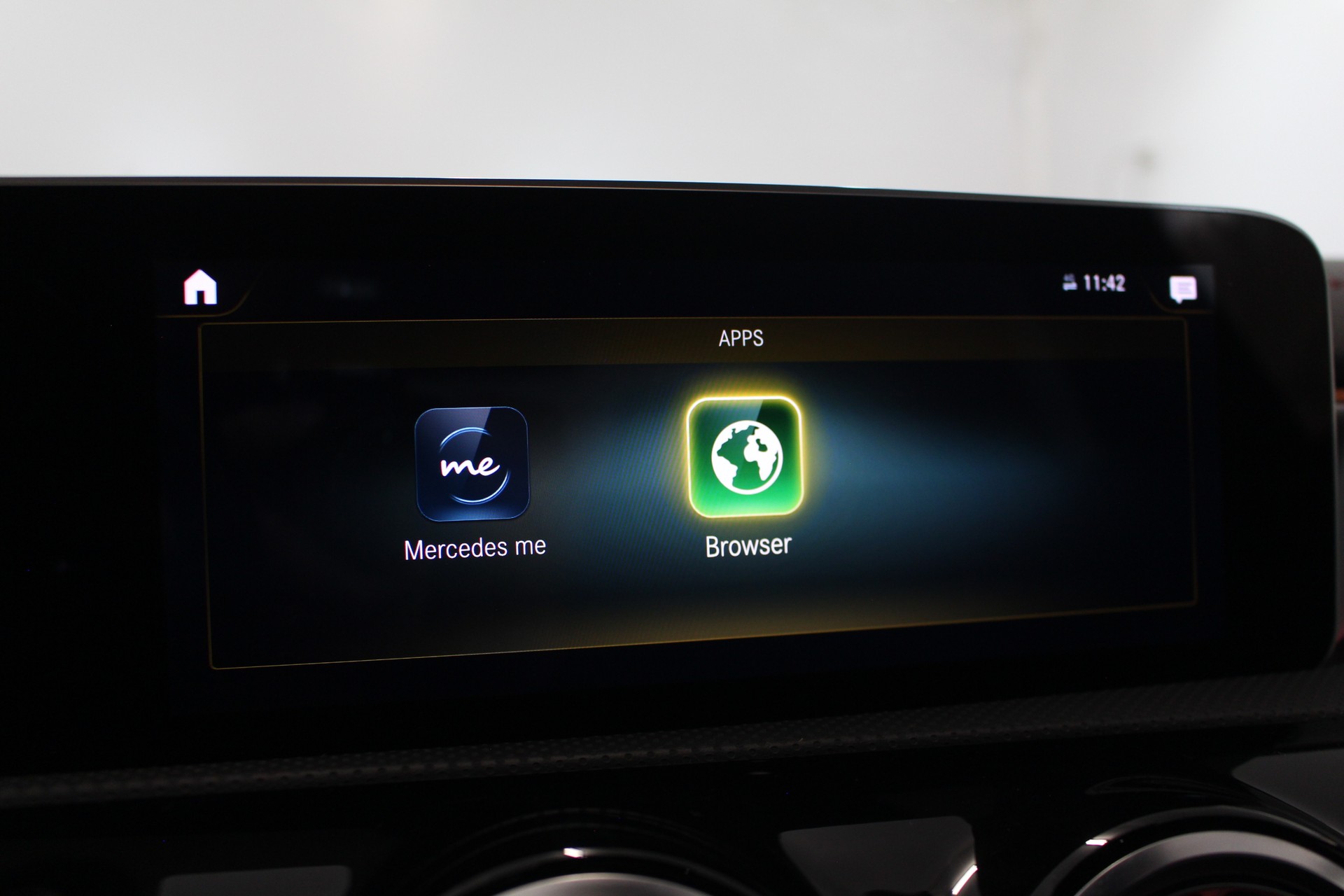 MERCEDES-BENZ CLA 200 d AMG Line-image-17