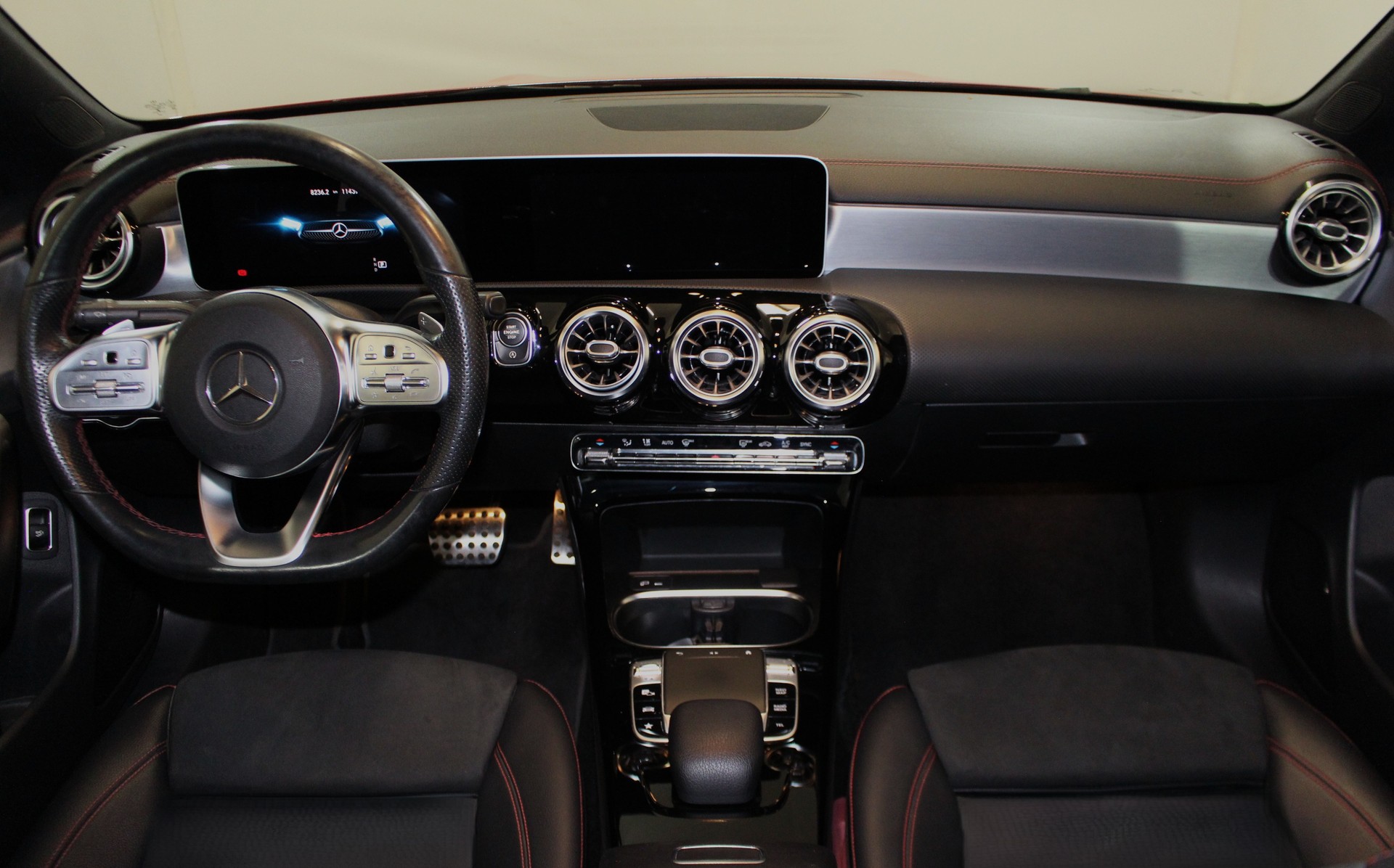 MERCEDES-BENZ CLA 200 d AMG Line-image-12