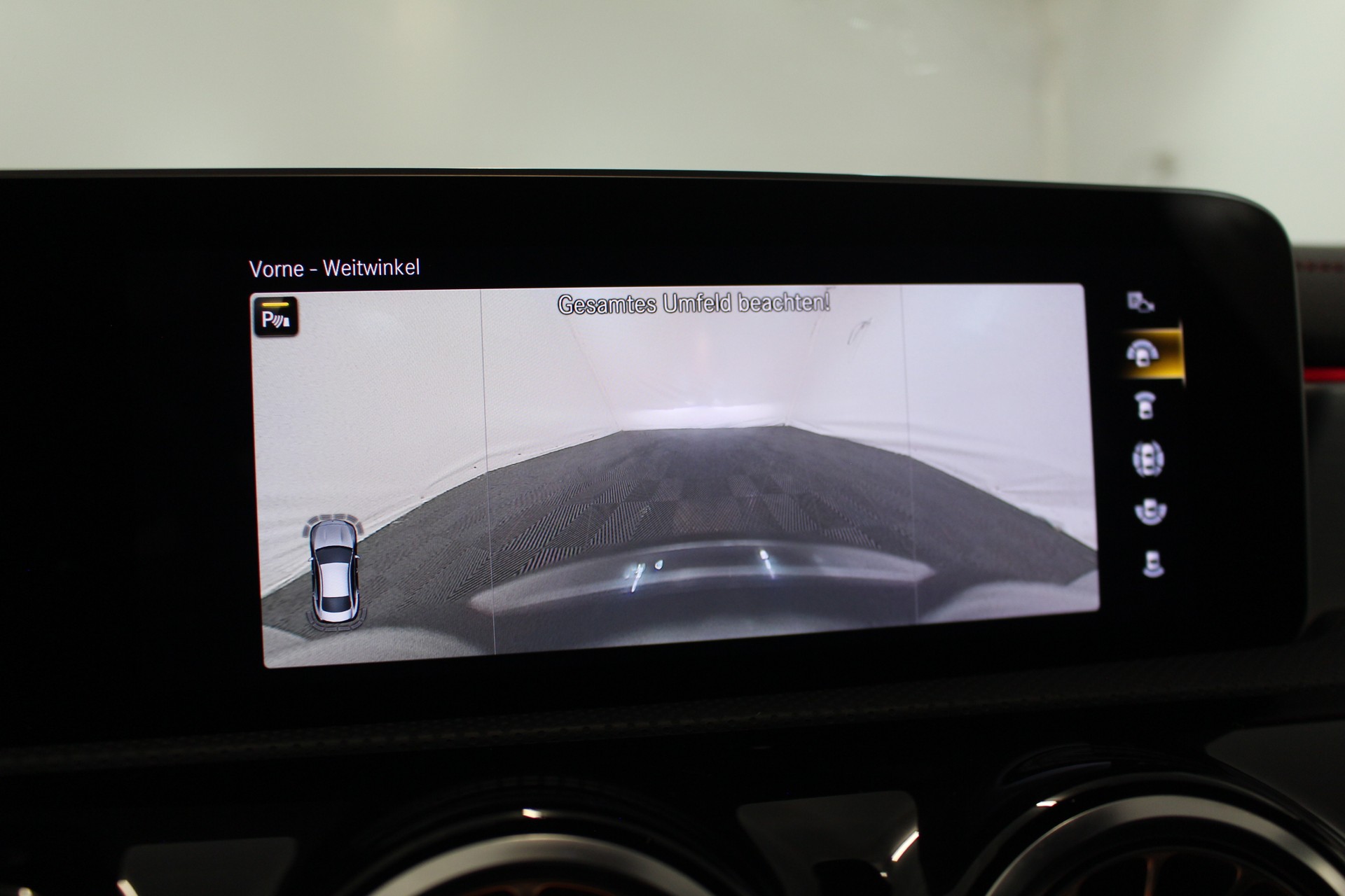 MERCEDES-BENZ CLA 200 d AMG Line-image-16