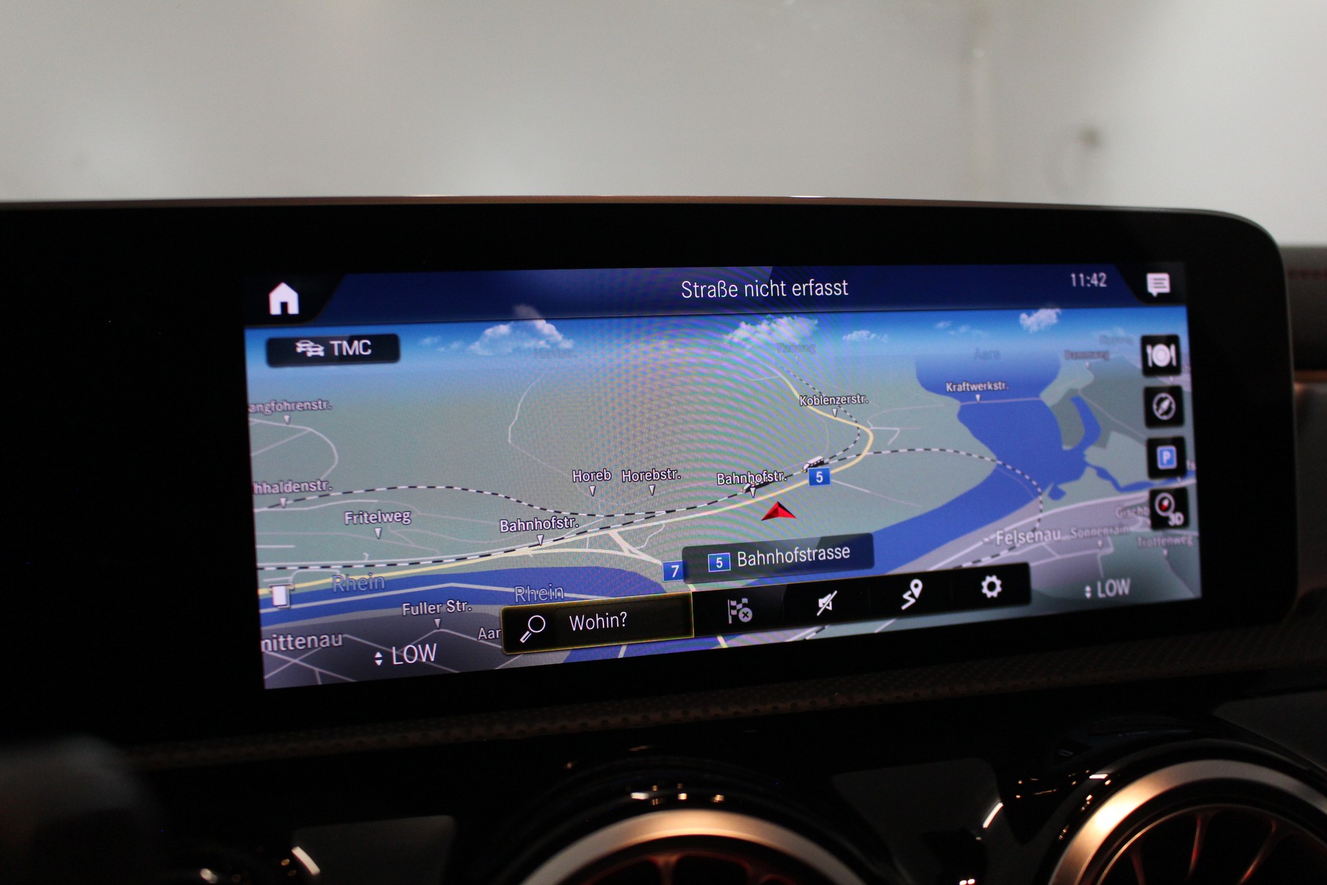 MERCEDES-BENZ CLA 200 d AMG Line-image-14