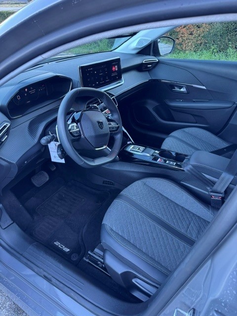 PEUGEOT 208 1.2 MHEV 110 Allure-image-8