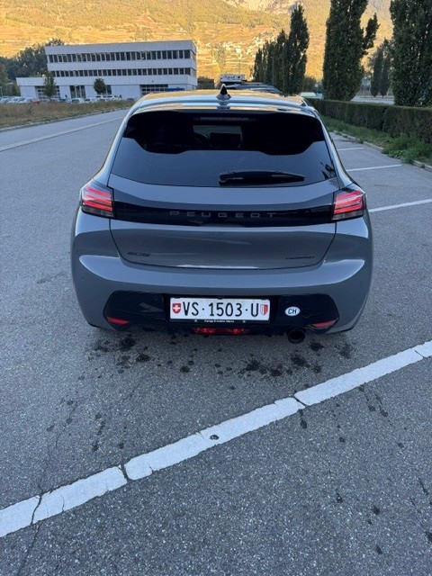 PEUGEOT 208 1.2 MHEV 110 Allure-image-2