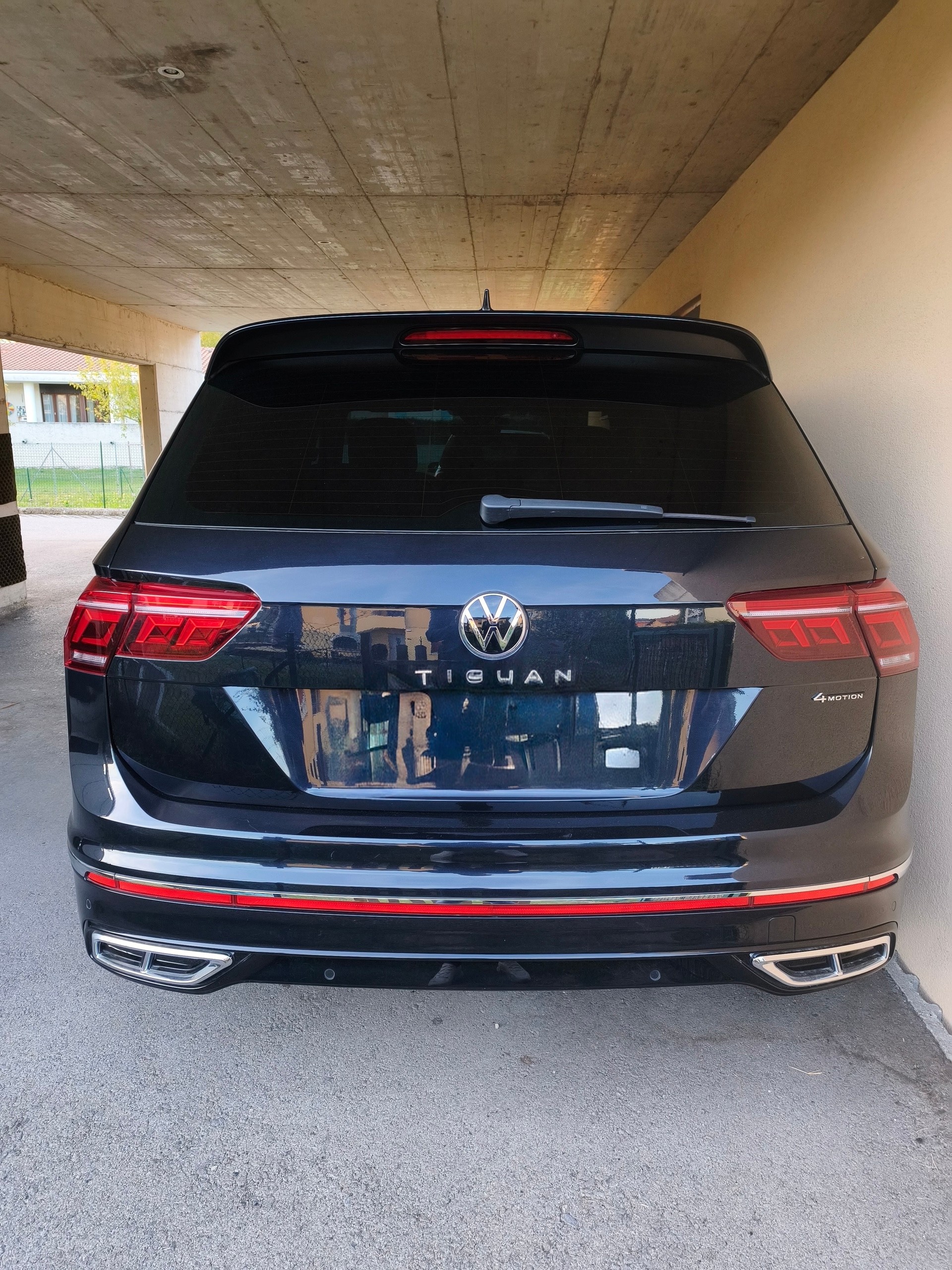 VW Tiguan 2.0 TSI R-Line DSG-image-2