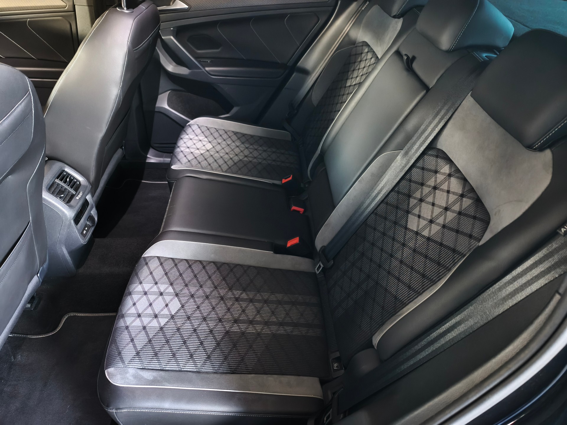 VW Tiguan 2.0 TSI R-Line DSG-image-5