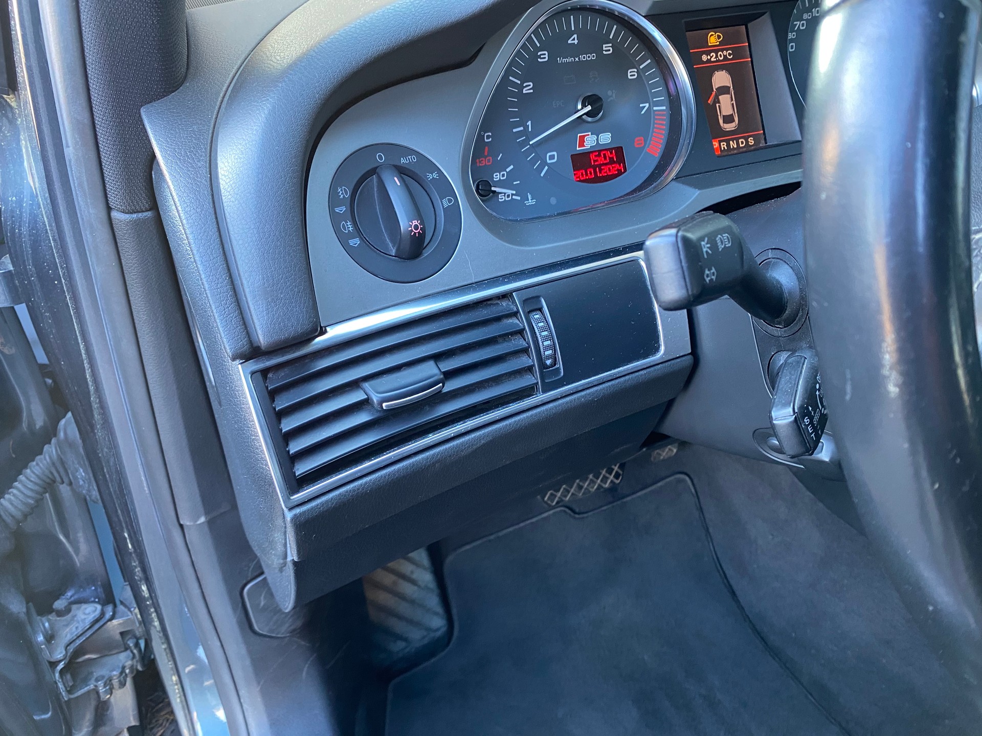 AUDI S6 Avant 5.2 V10 quattro tiptronic-image-12
