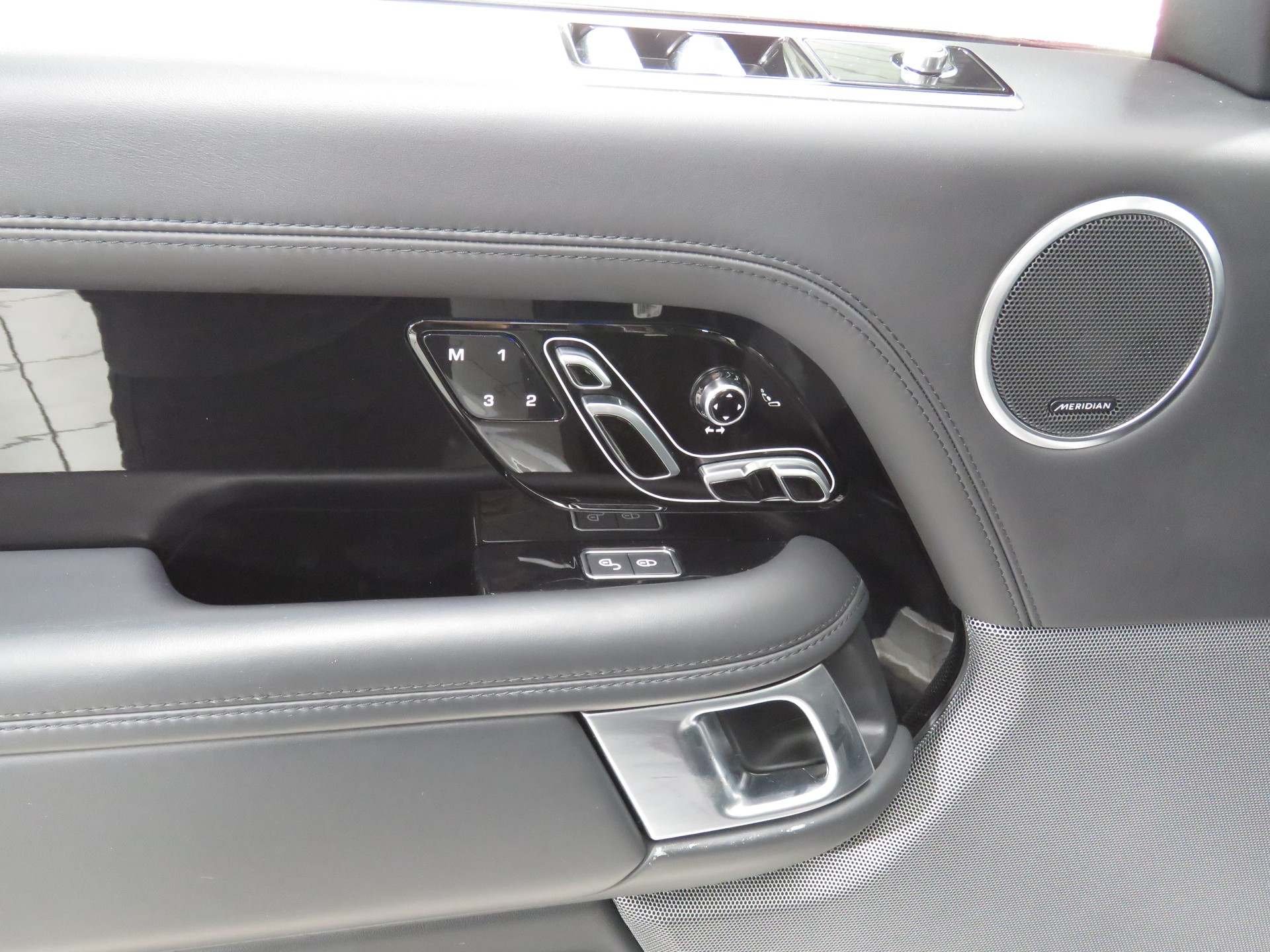 LAND ROVER Range Rover 2.0 Si4 P400e PHEV Autobiography (AHK 2.5 t, Automat)-image-8