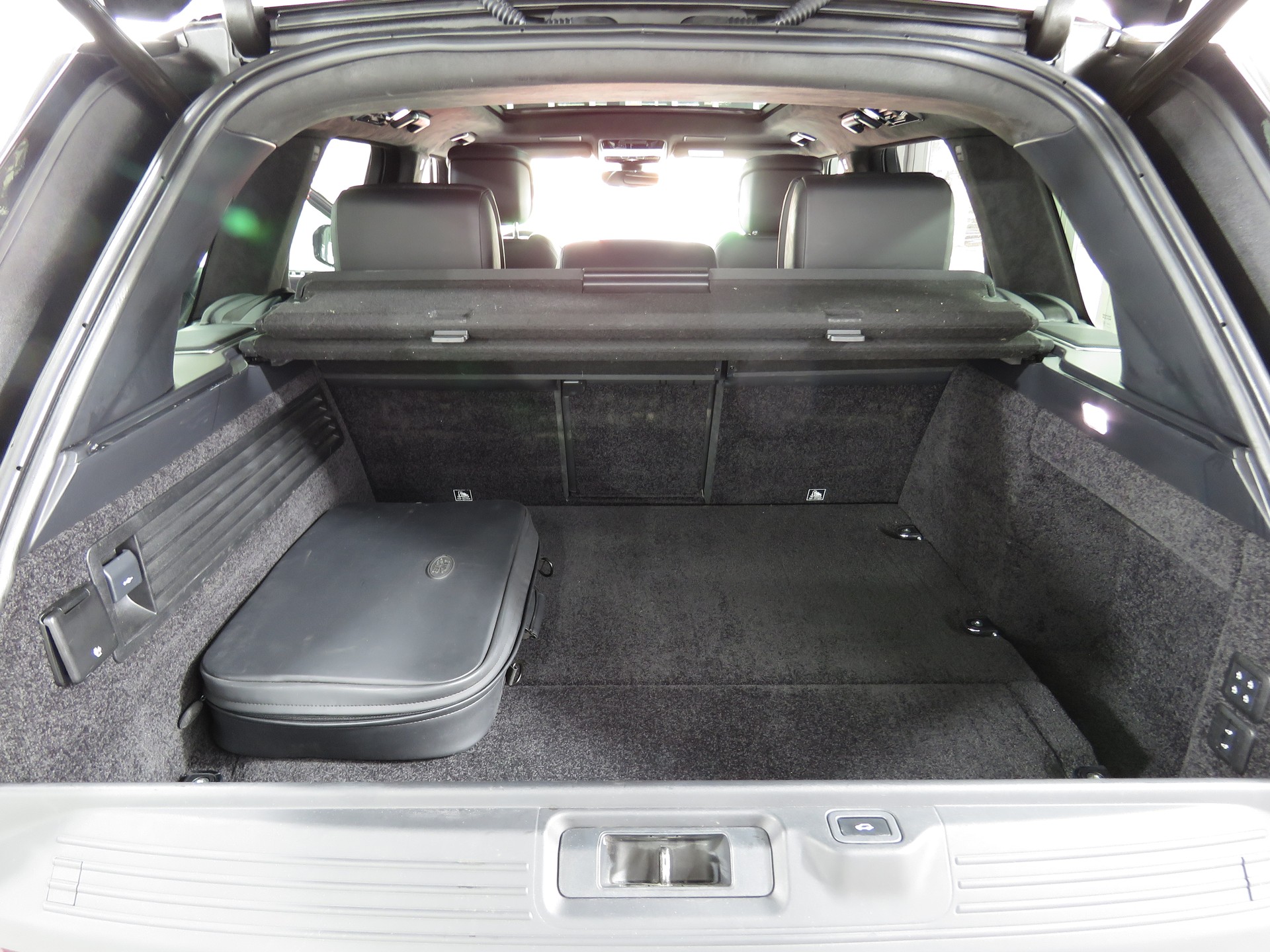 LAND ROVER Range Rover 2.0 Si4 P400e PHEV Autobiography (AHK 2.5 t, Automat)-image-17