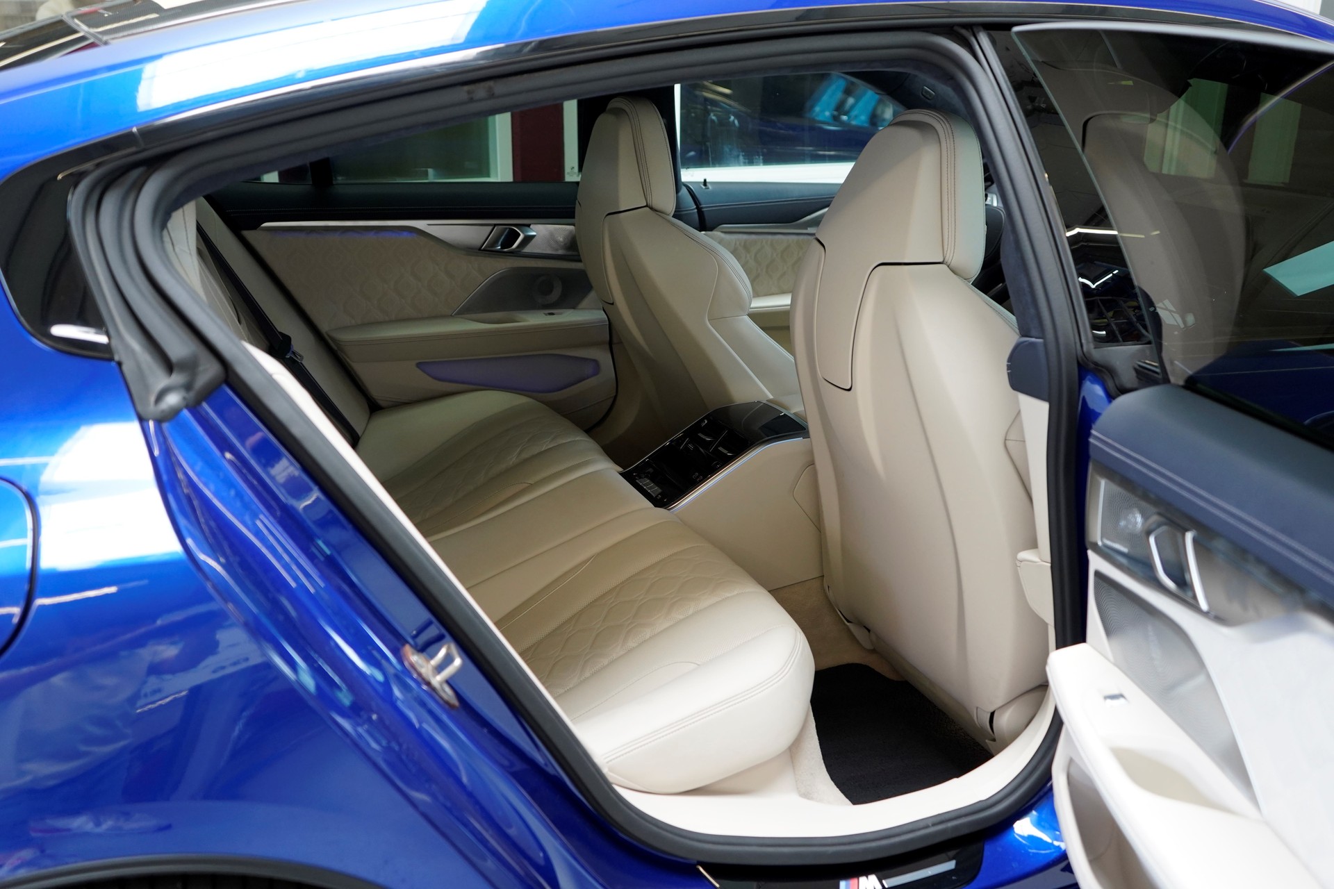 BMW M8 xDrive M Competition Steptronic-image-13
