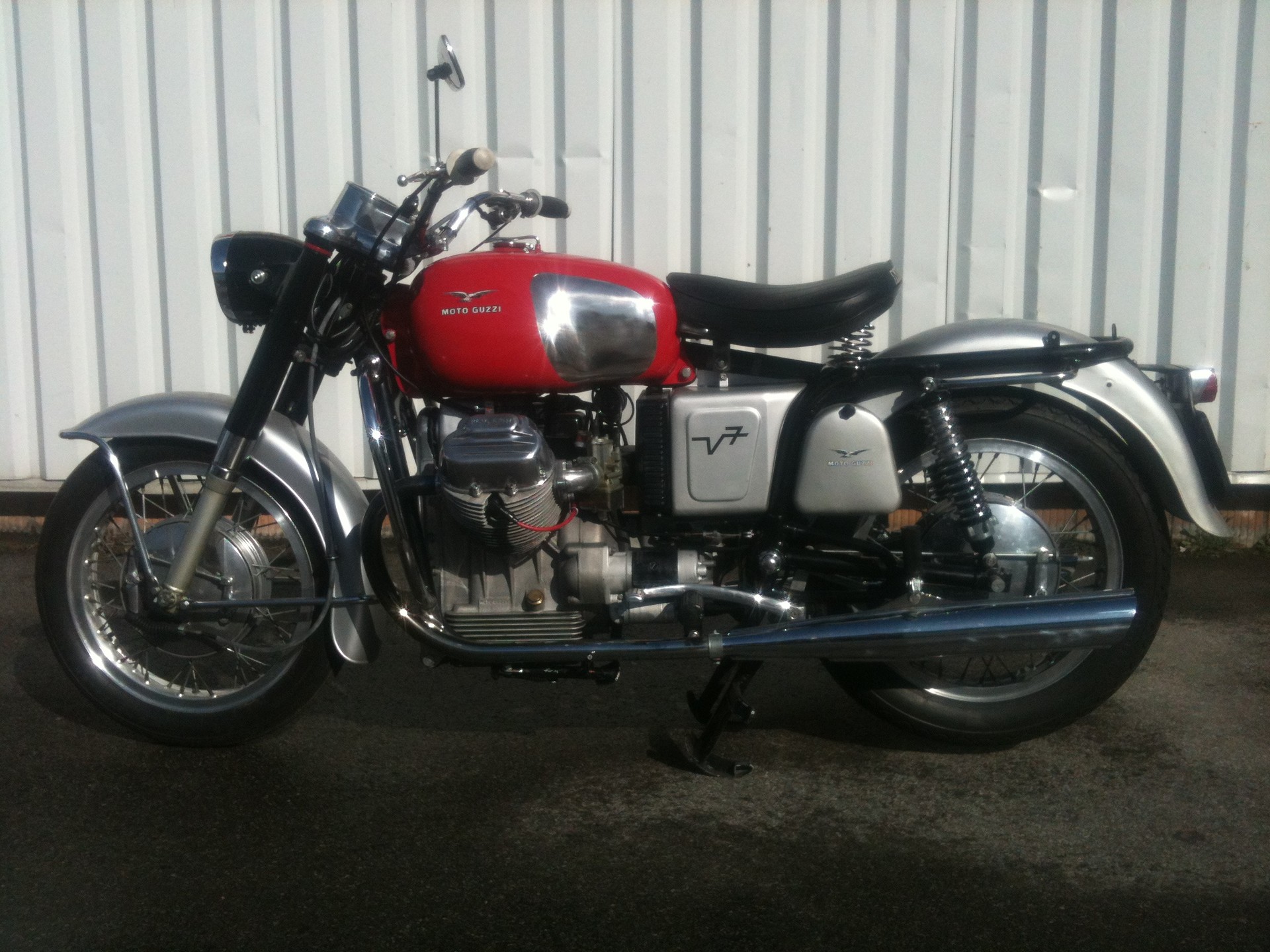 MOTO GUZZI V7-image-1
