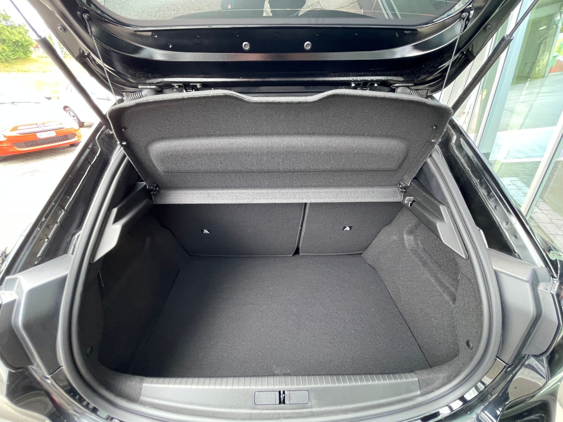 PEUGEOT 208 1.2 MHEV 110 Allure Premium-image-10