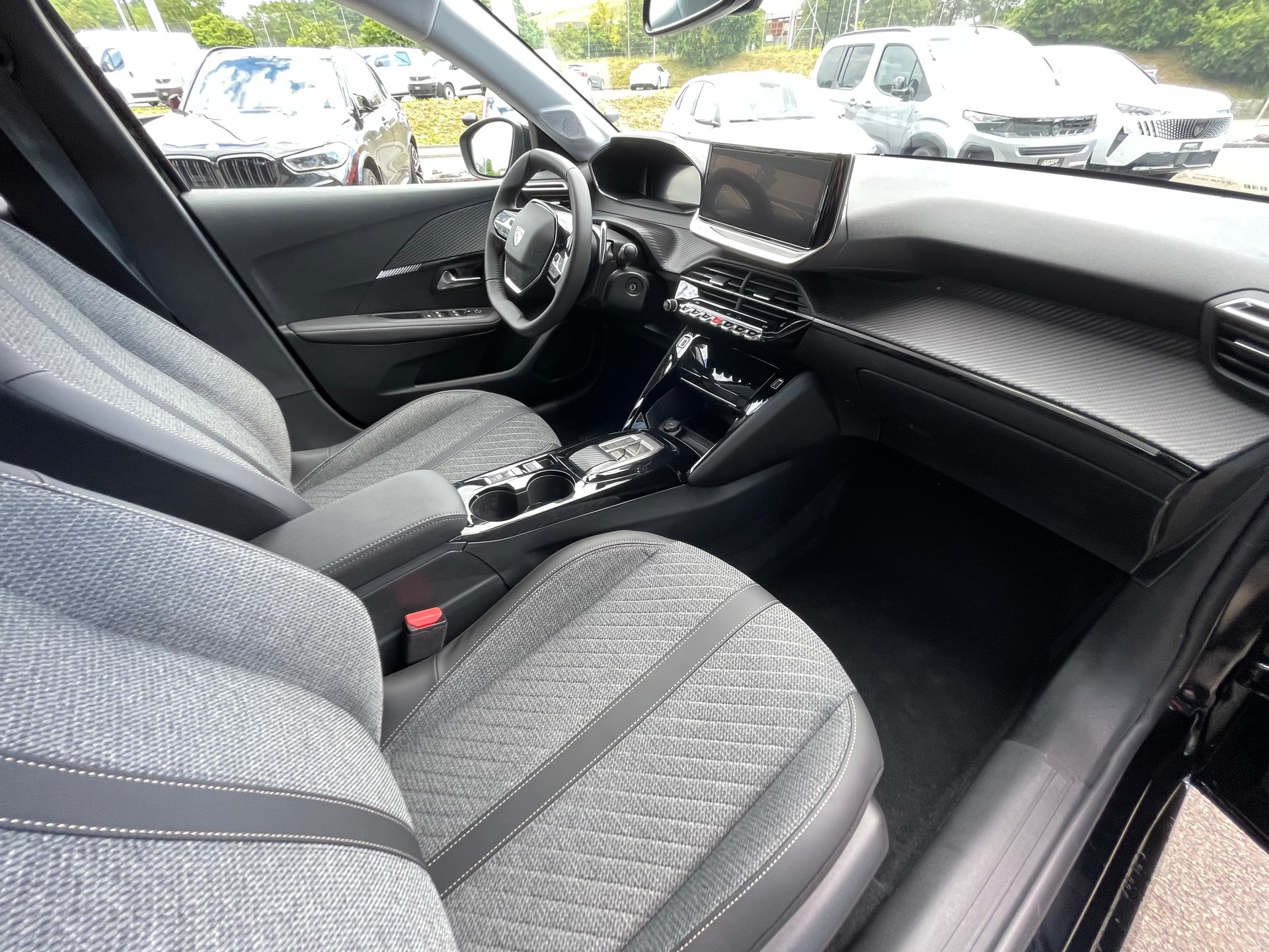 PEUGEOT 208 1.2 MHEV 110 Allure Premium-image-6