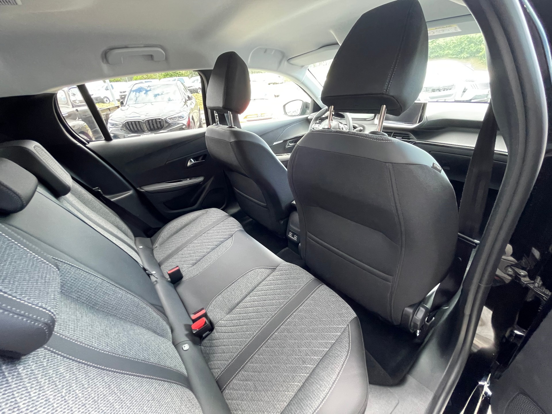 PEUGEOT 208 1.2 MHEV 110 Allure Premium-image-5