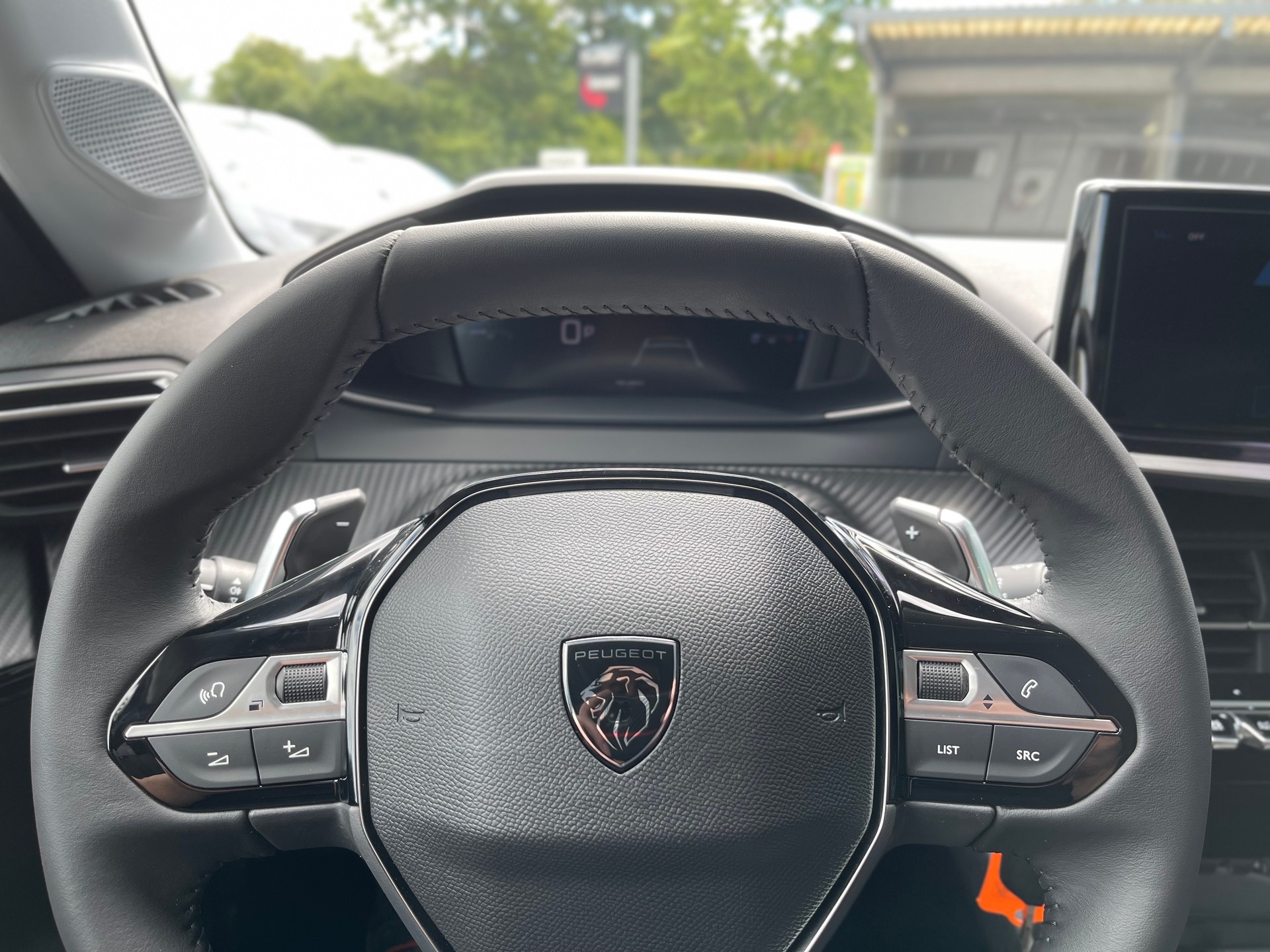 PEUGEOT 208 1.2 MHEV 110 Allure Premium-image-9