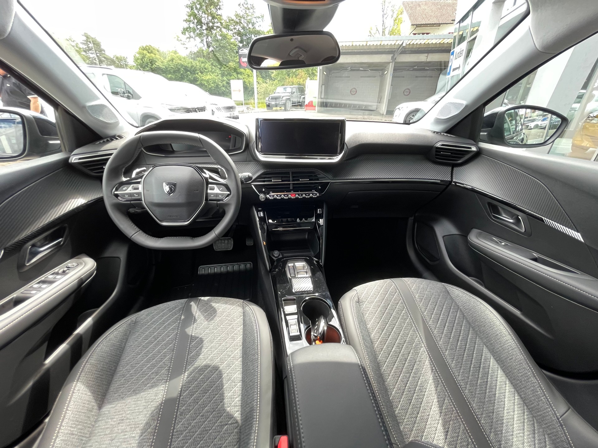 PEUGEOT 208 1.2 MHEV 110 Allure Premium-image-7
