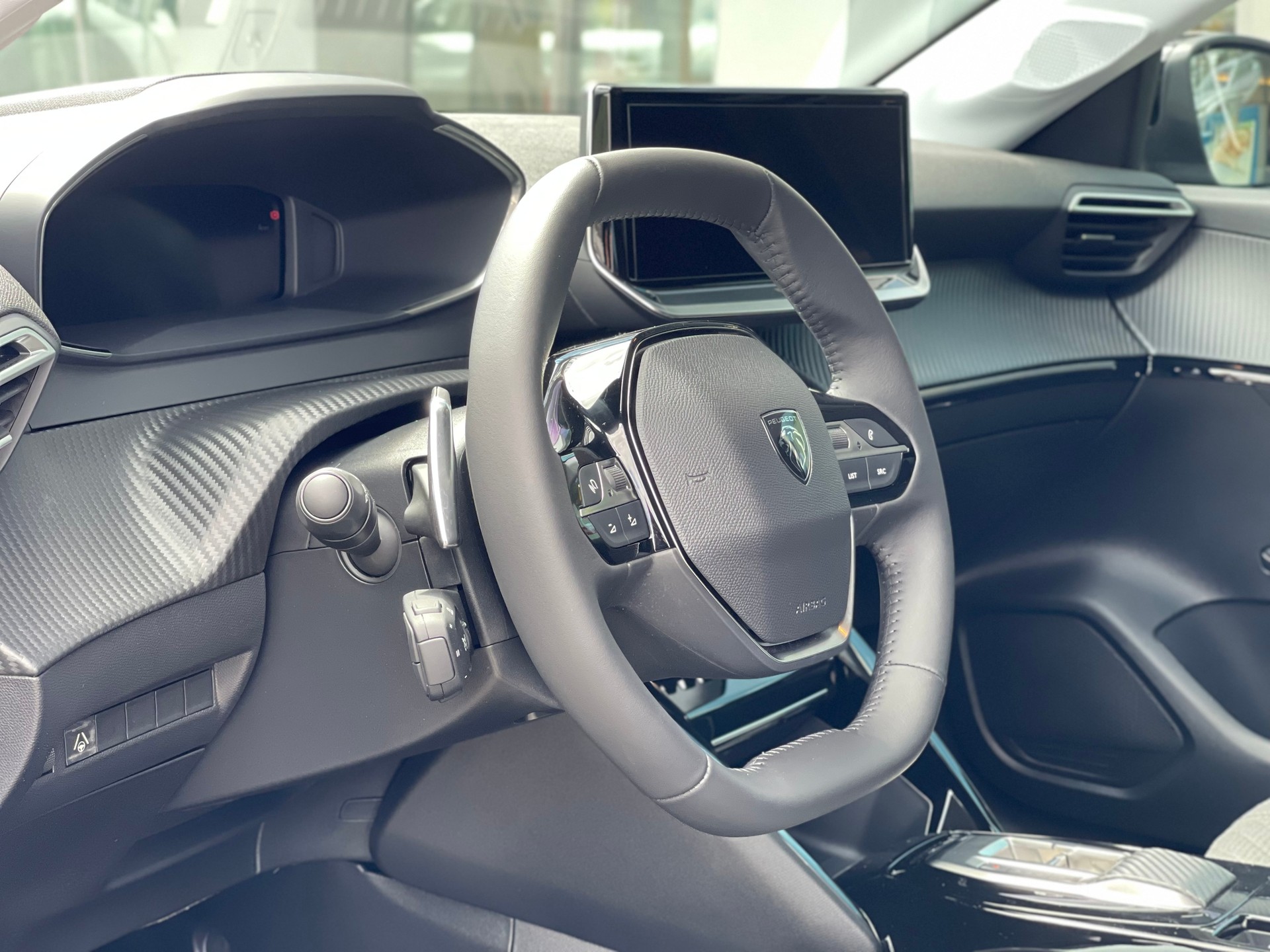 PEUGEOT 208 1.2 MHEV 110 Allure Premium-image-8