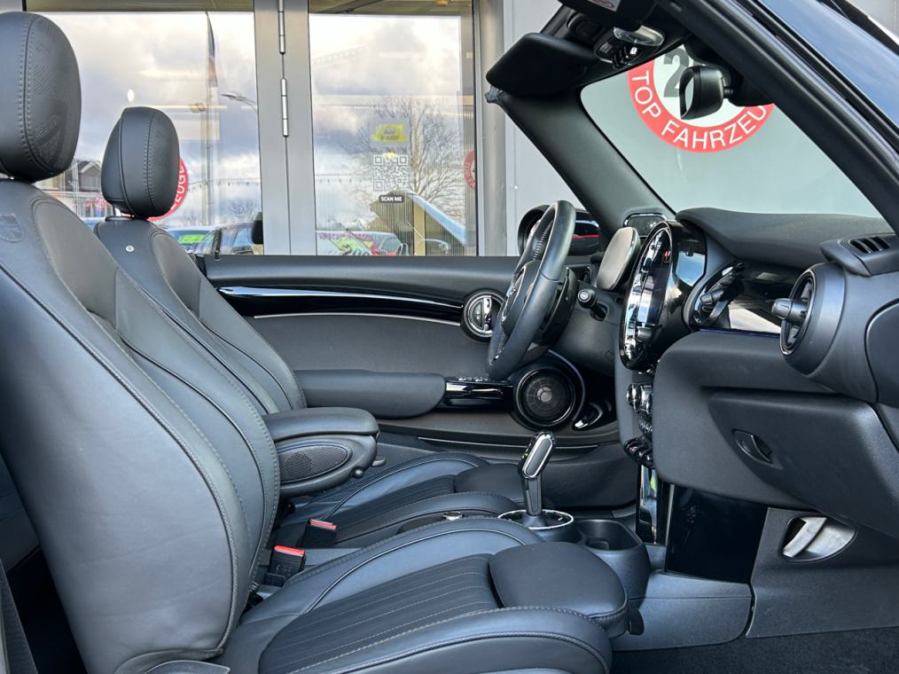 MINI Cooper John Cooper Works Cabriolet Steptronic-image-12