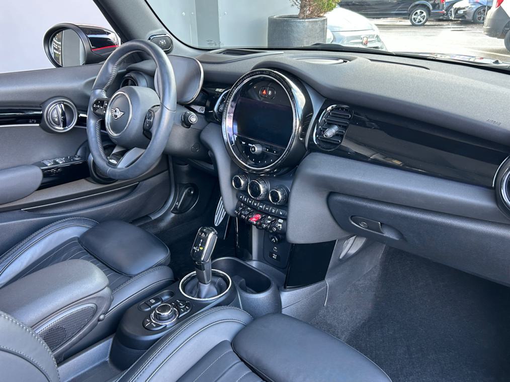 MINI Cooper John Cooper Works Cabriolet Steptronic-image-11