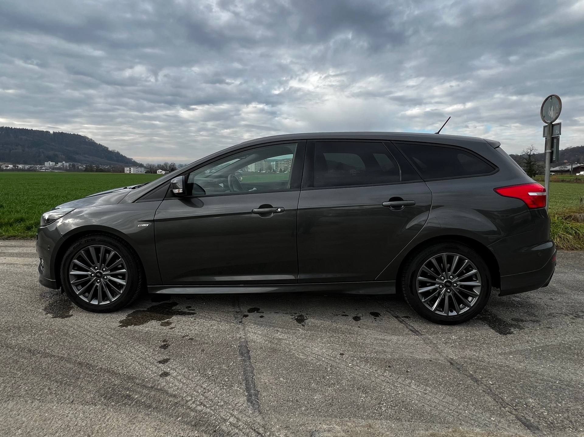 FORD Focus 1.5 SCTi ST Line-image-1
