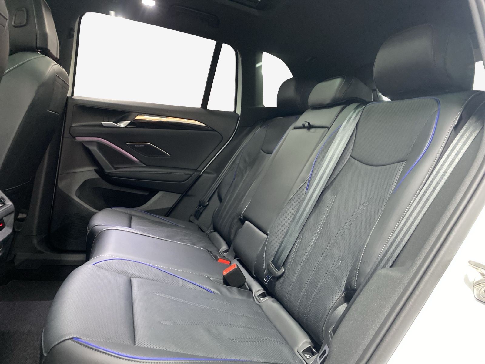 VW Tiguan 2.0 TDI SCR R-Line 4Motion DSG-image-11