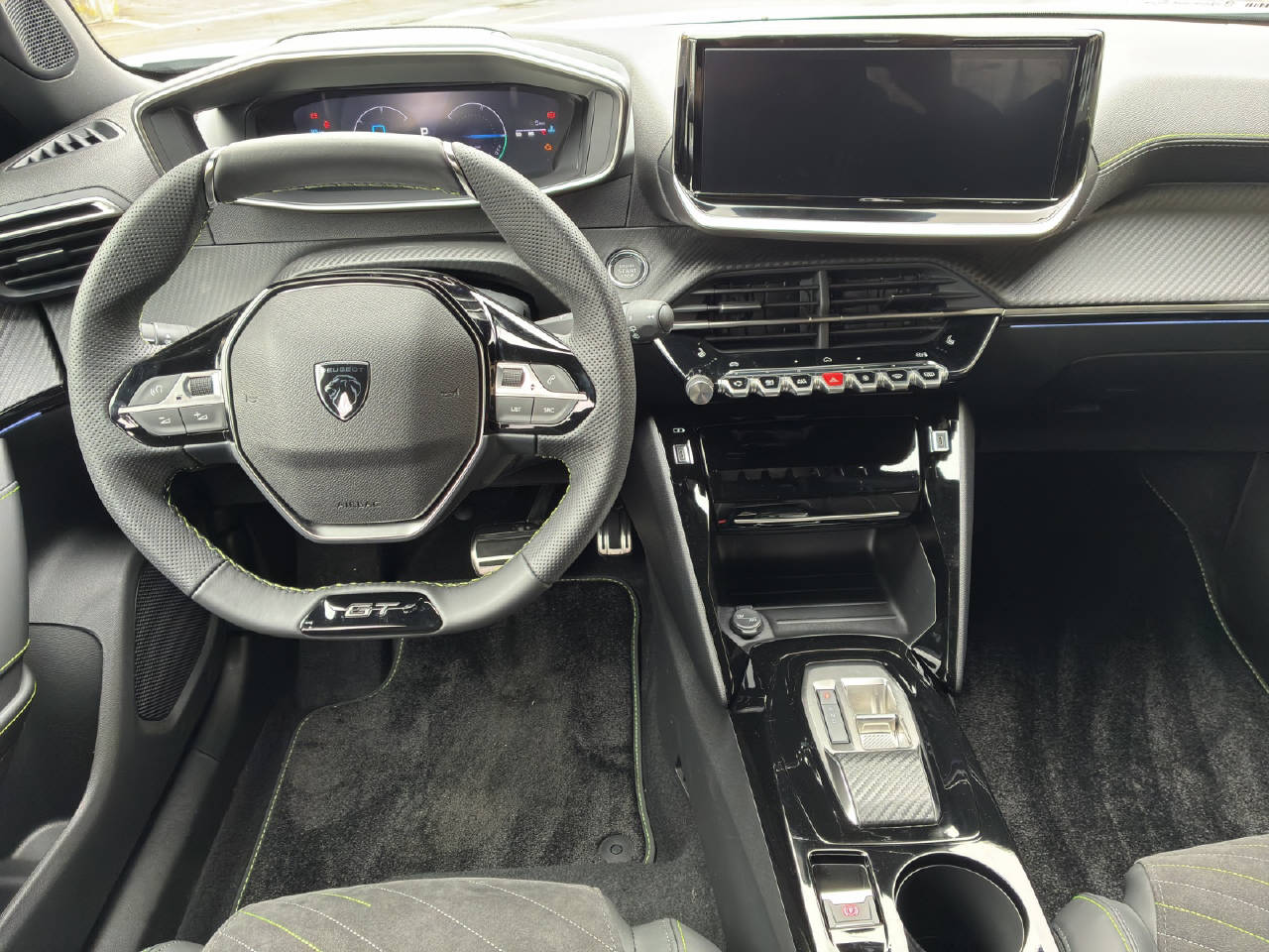 PEUGEOT 2008 1.2 Hybrid 145 PS GT-image-9