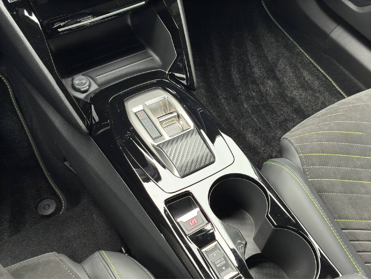 PEUGEOT 2008 1.2 Hybrid 145 PS GT-image-15