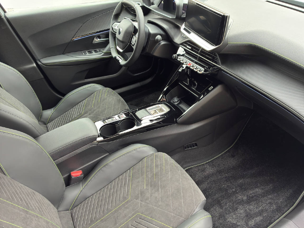 PEUGEOT 2008 1.2 Hybrid 145 PS GT-image-6