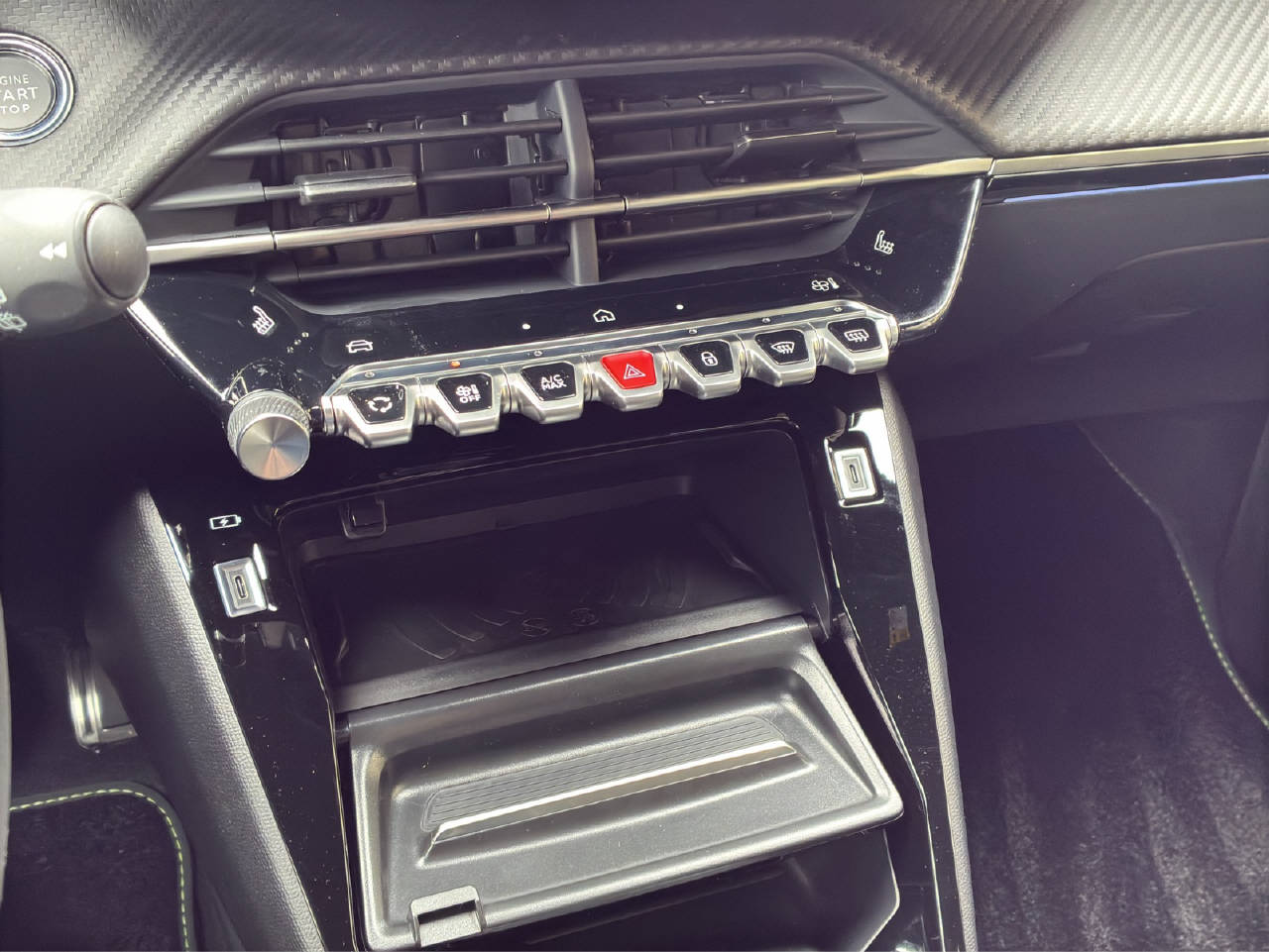 PEUGEOT 2008 1.2 Hybrid 145 PS GT-image-14