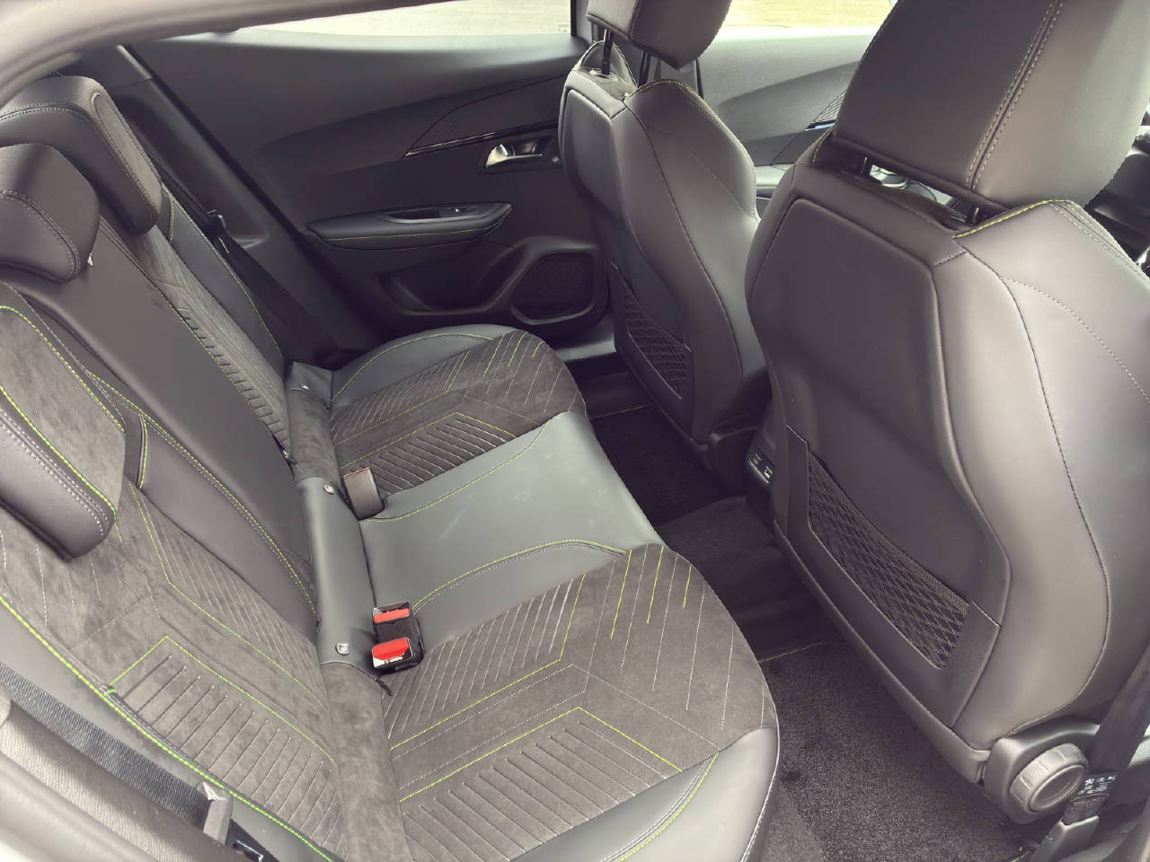PEUGEOT 2008 1.2 Hybrid 145 PS GT-image-8