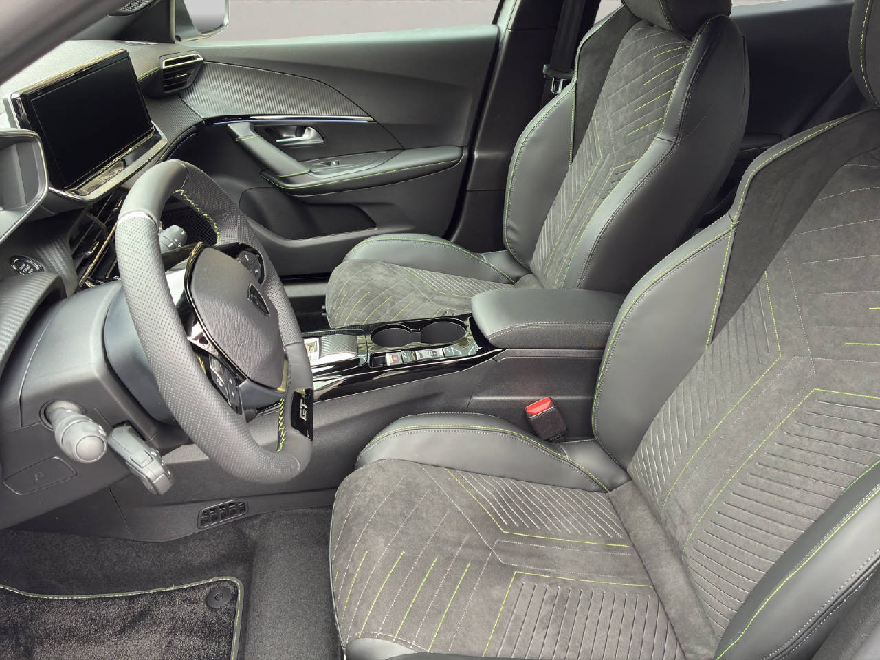 PEUGEOT 2008 1.2 Hybrid 145 PS GT-image-5