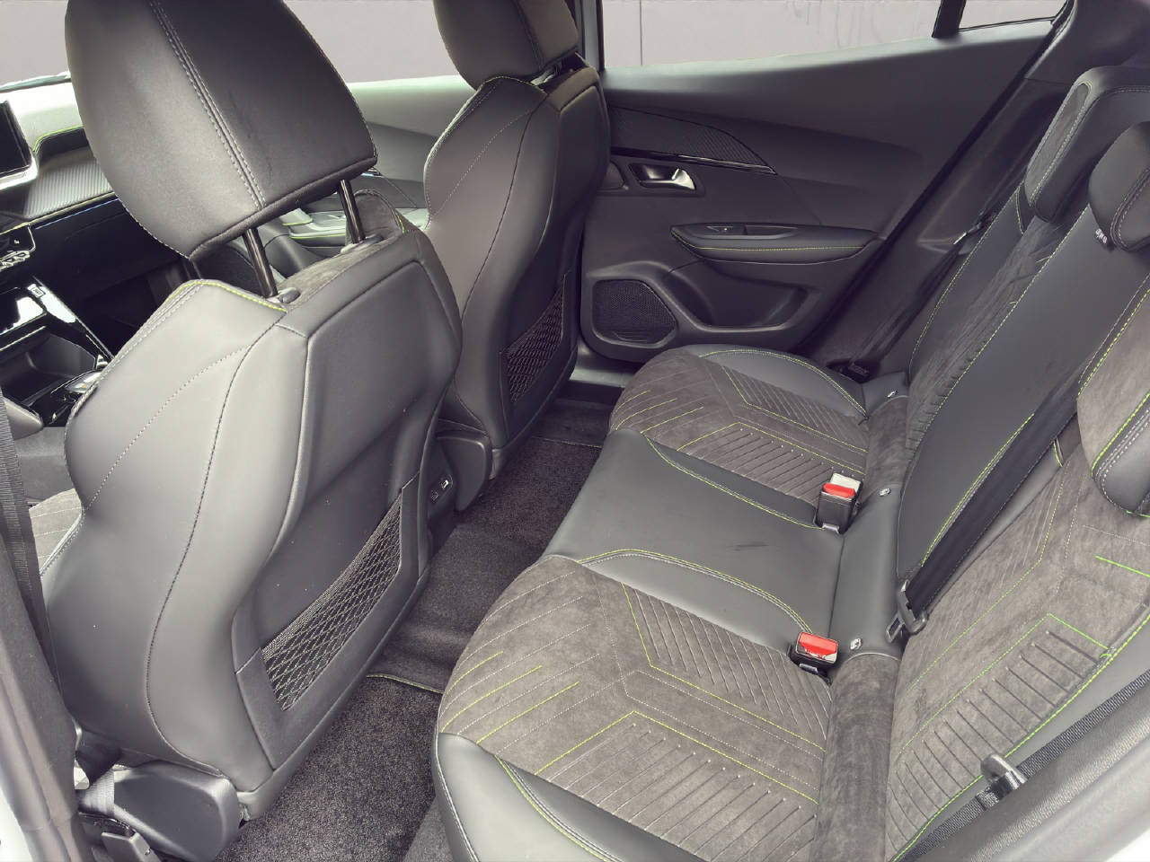 PEUGEOT 2008 1.2 Hybrid 145 PS GT-image-7