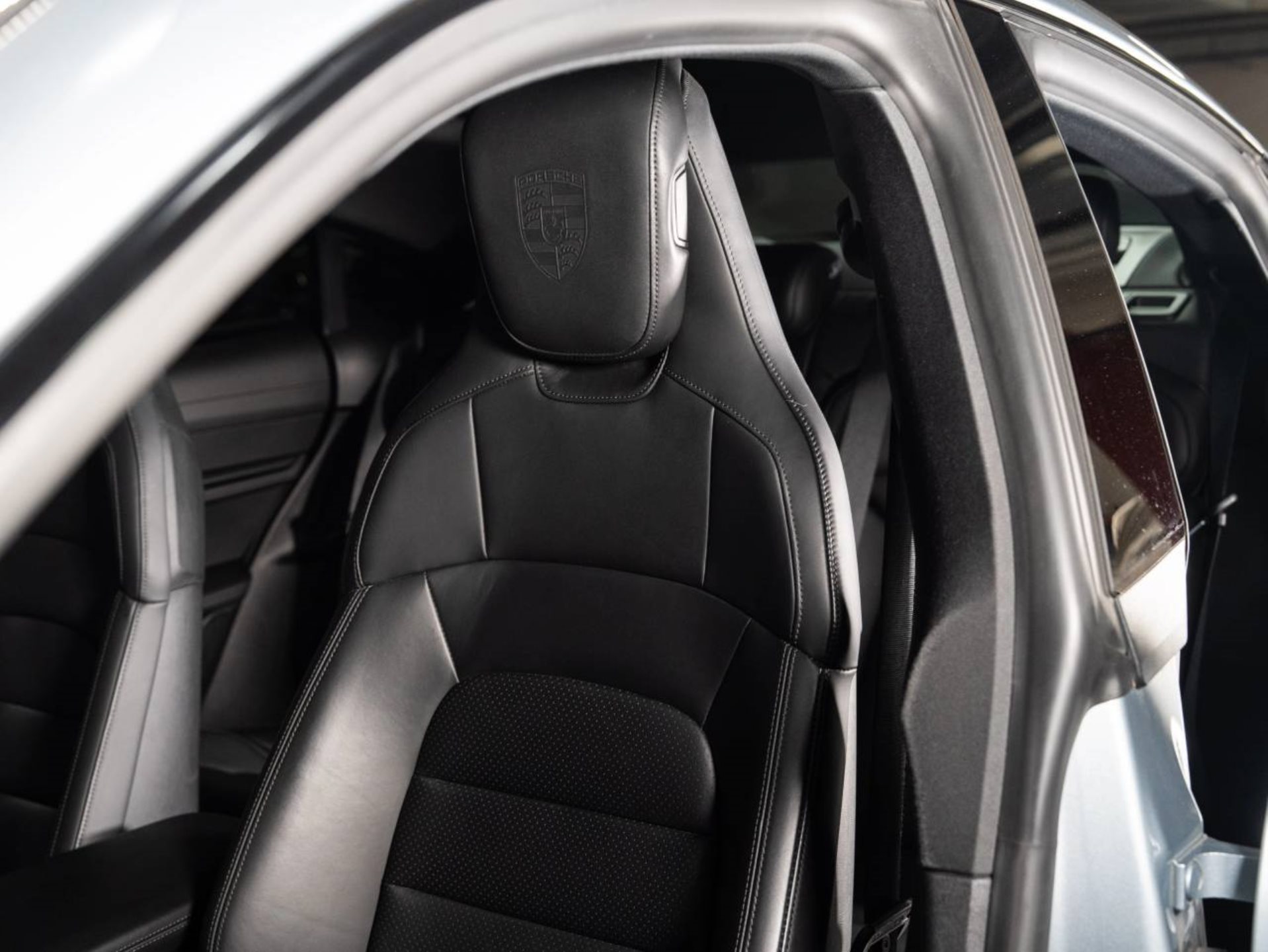 PORSCHE Taycan 4S-image-12
