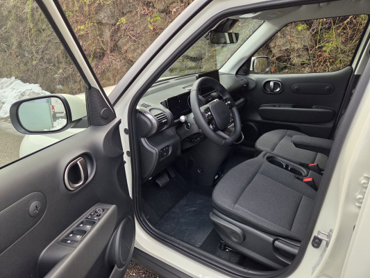 HYUNDAI Inster 49kWh Amplia-image-5