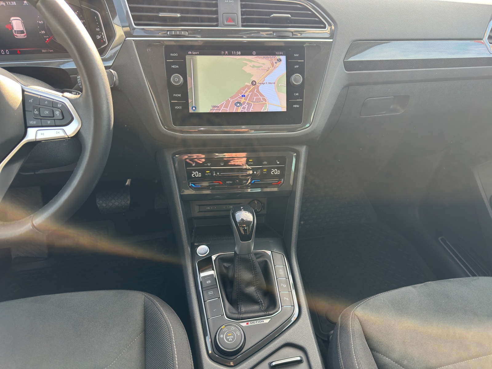 VW Tiguan 2.0 TDI SCR Elegance 4Motion DSG-image-9